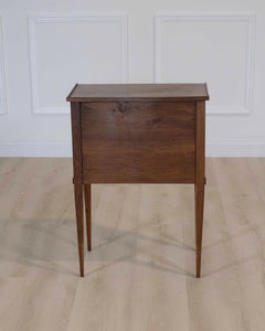 Comodino francese del XX secolo in noce, stile Luigi XVI