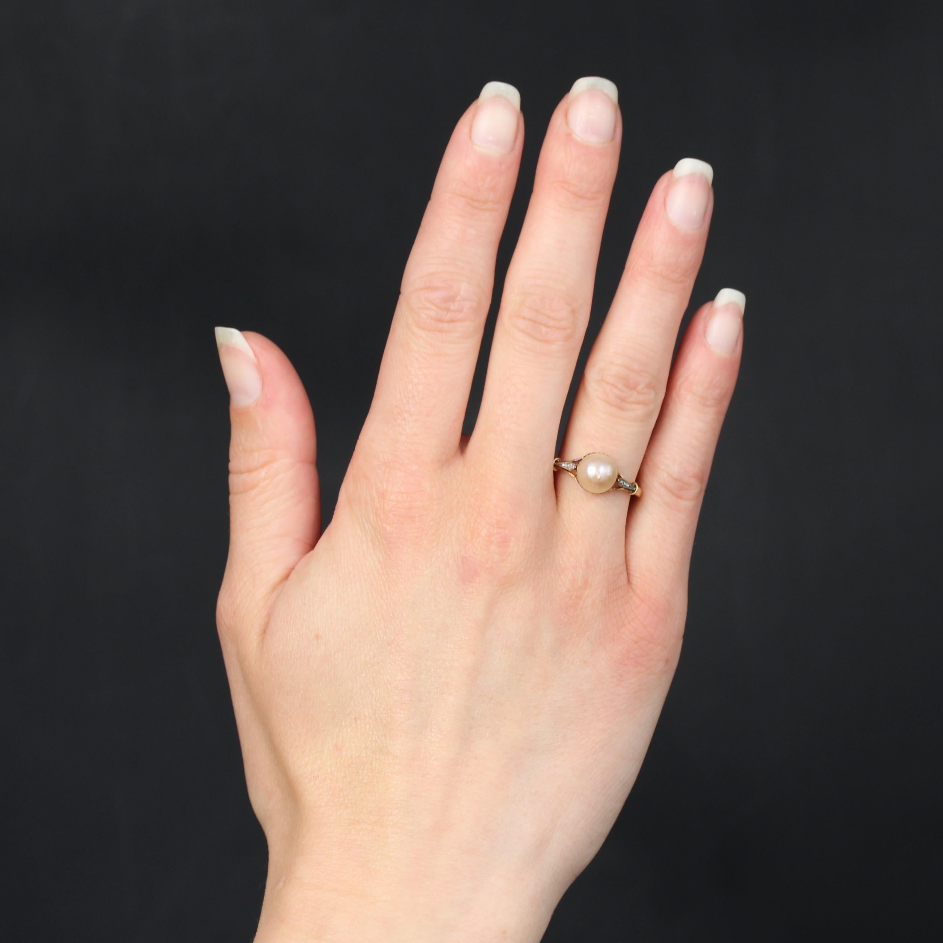 Ring in 18 karat yellow gold, eagle head hallmark.
This charming antique ring is set on a small, delicately chased corolla with a Mabé pearl and a palmette motif on either side of the ring, each holding a rose-cut diamond.
Height : 8 mm