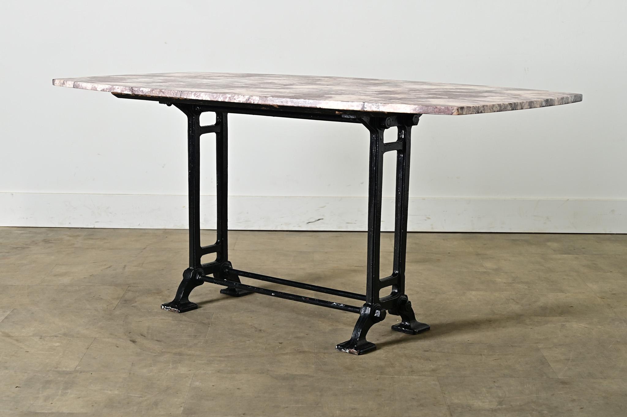 Table de bistrot française du 20e siècle à plateau de marbre en vente 6