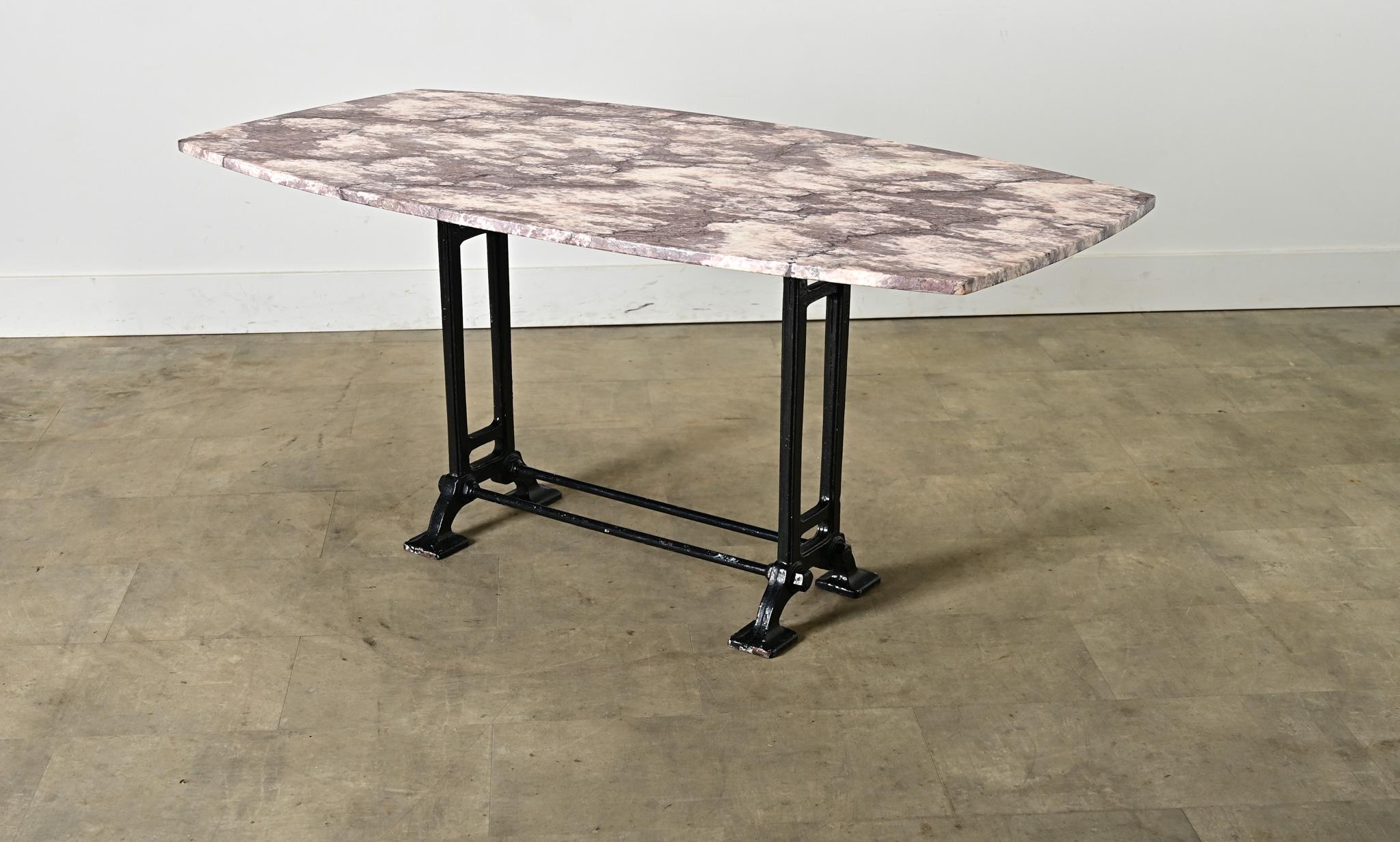 Table de bistrot française du début du 20e siècle avec un plateau en marbre violet très inhabituel qui deviendra le point central d'un patio, d'une cuisine ou d'une petite salle à manger. La dalle oblongue/ovale est façonnée en arêtes arquées qui