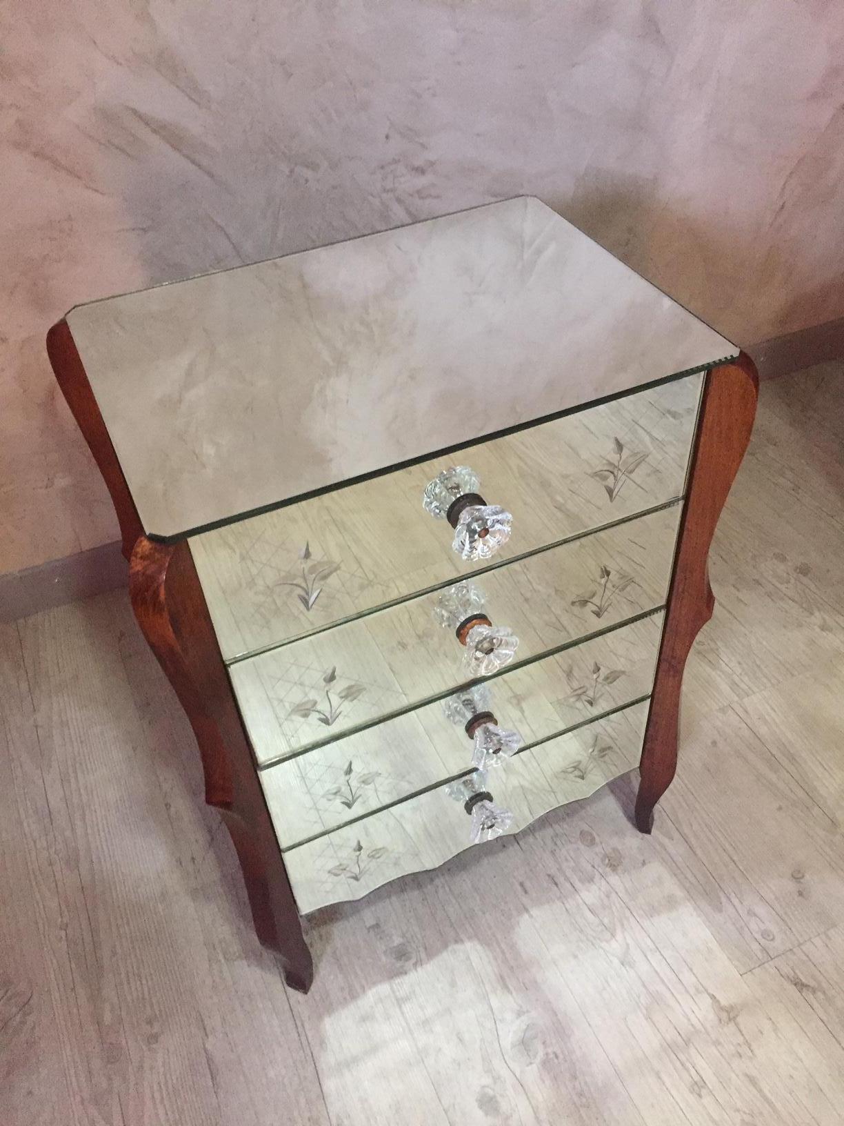 Beautiful 20th century mirror chest of drawer from the 1950s
Extraordinary handles designed as solid glass rossettes characterizes the front of the chest. The glass is completely original but it shows some color changes. Perfect condition (not