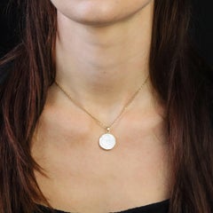 Médaille de la Vierge et de l'Enfant en or jaune 18K, nacre, française du 20e siècle