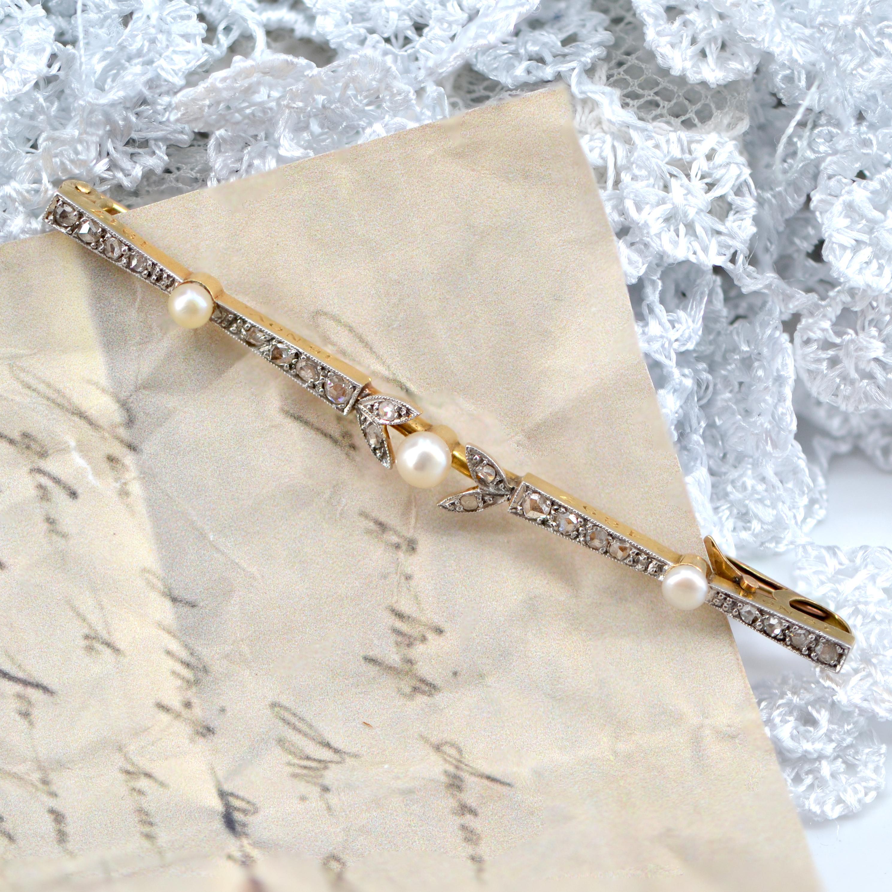 Belle Époque French 20th Century Natural Button Pearl Diamonds Brooch 18 Karat Yellow Gold en vente
