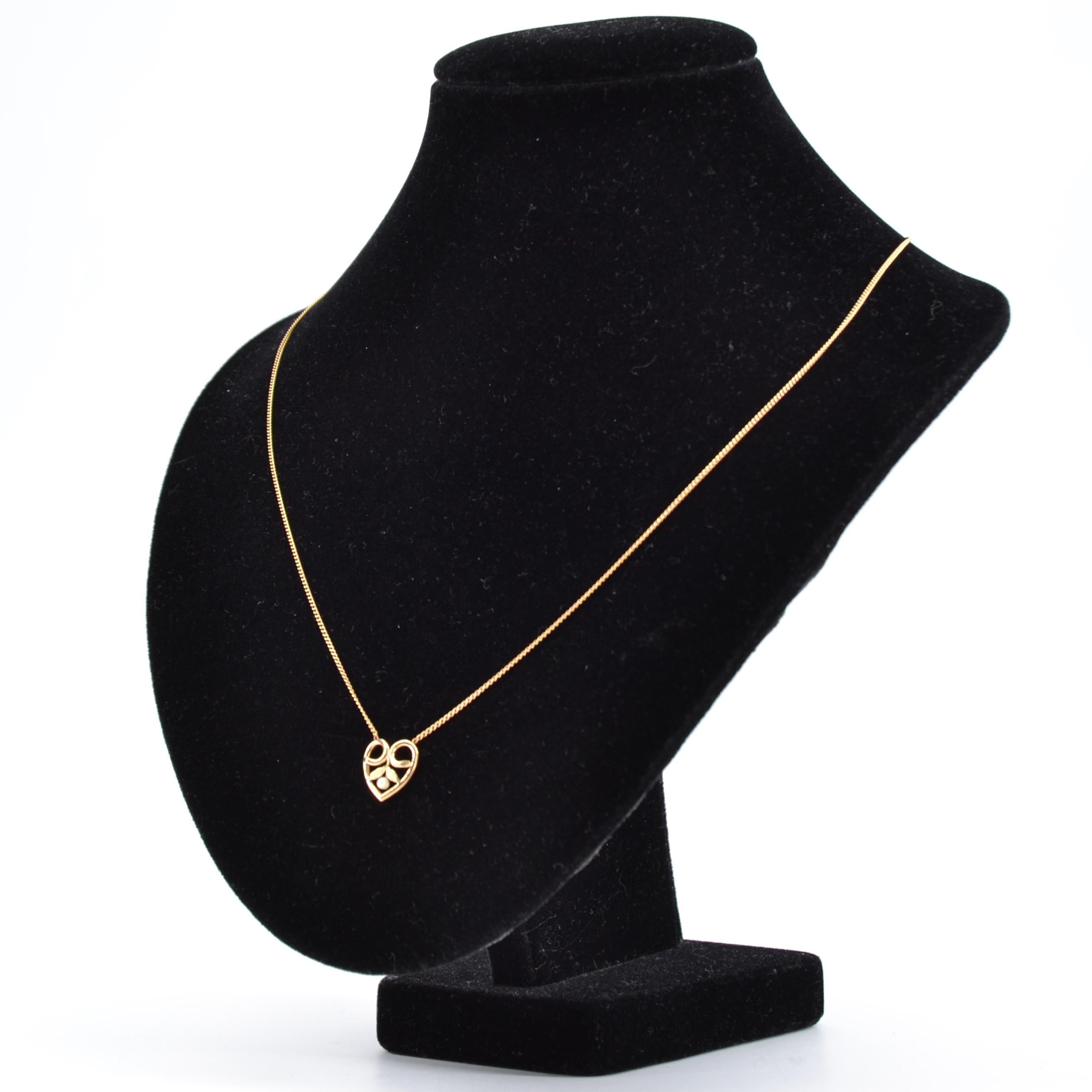 French, 20th Century Natural Pearl 18 Karat Yellow Gold Heart Shape Necklace For Sale 1