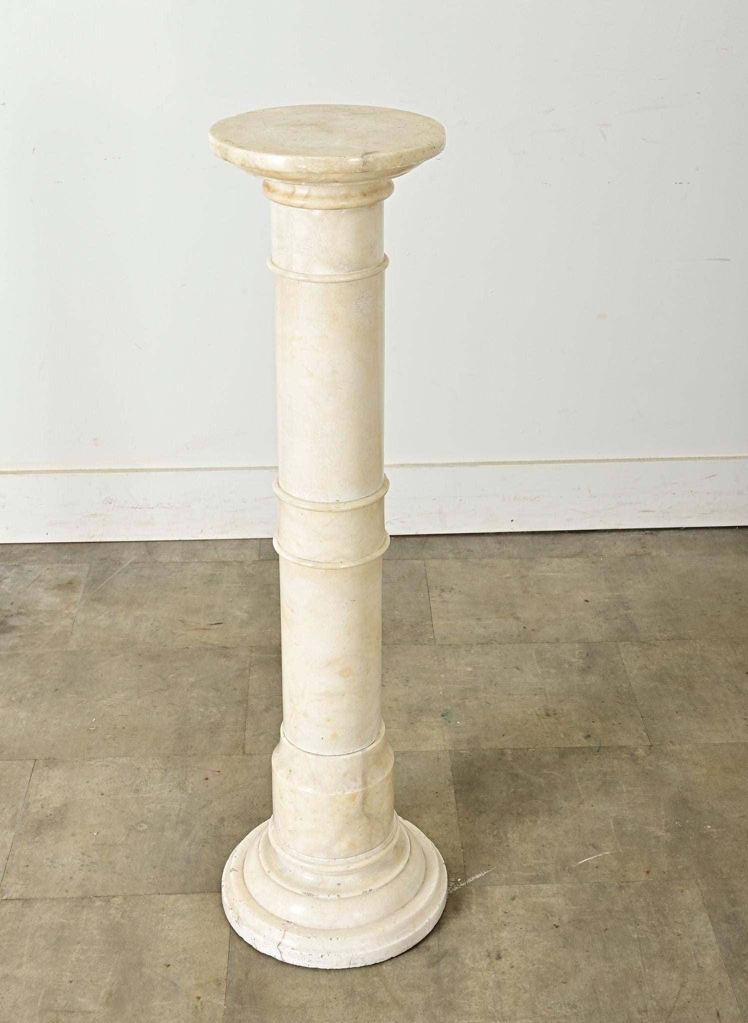 The Pedestal en albâtre néoclassique français du 20e siècle en vente 2
