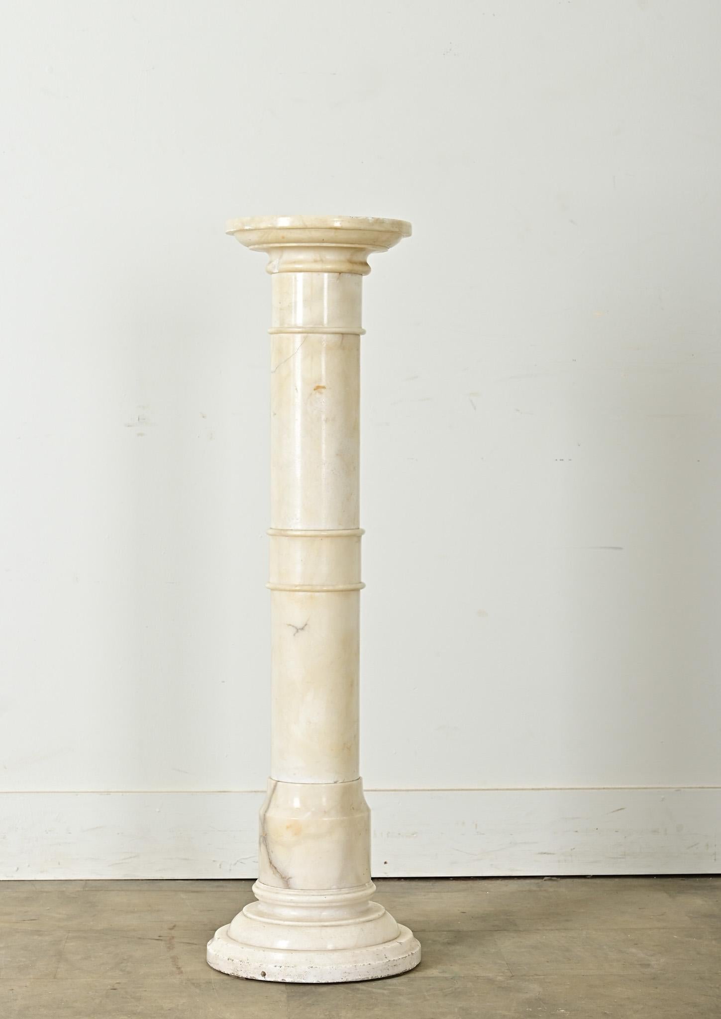 Un éblouissant piédestal en albâtre naturel français du début du XXe siècle, sculpté à la main, qui brille et resplendit à la lumière. La surface plane du plateau permet d'élever les œuvres d'art sculpturales à une hauteur sûre, ainsi que les vases