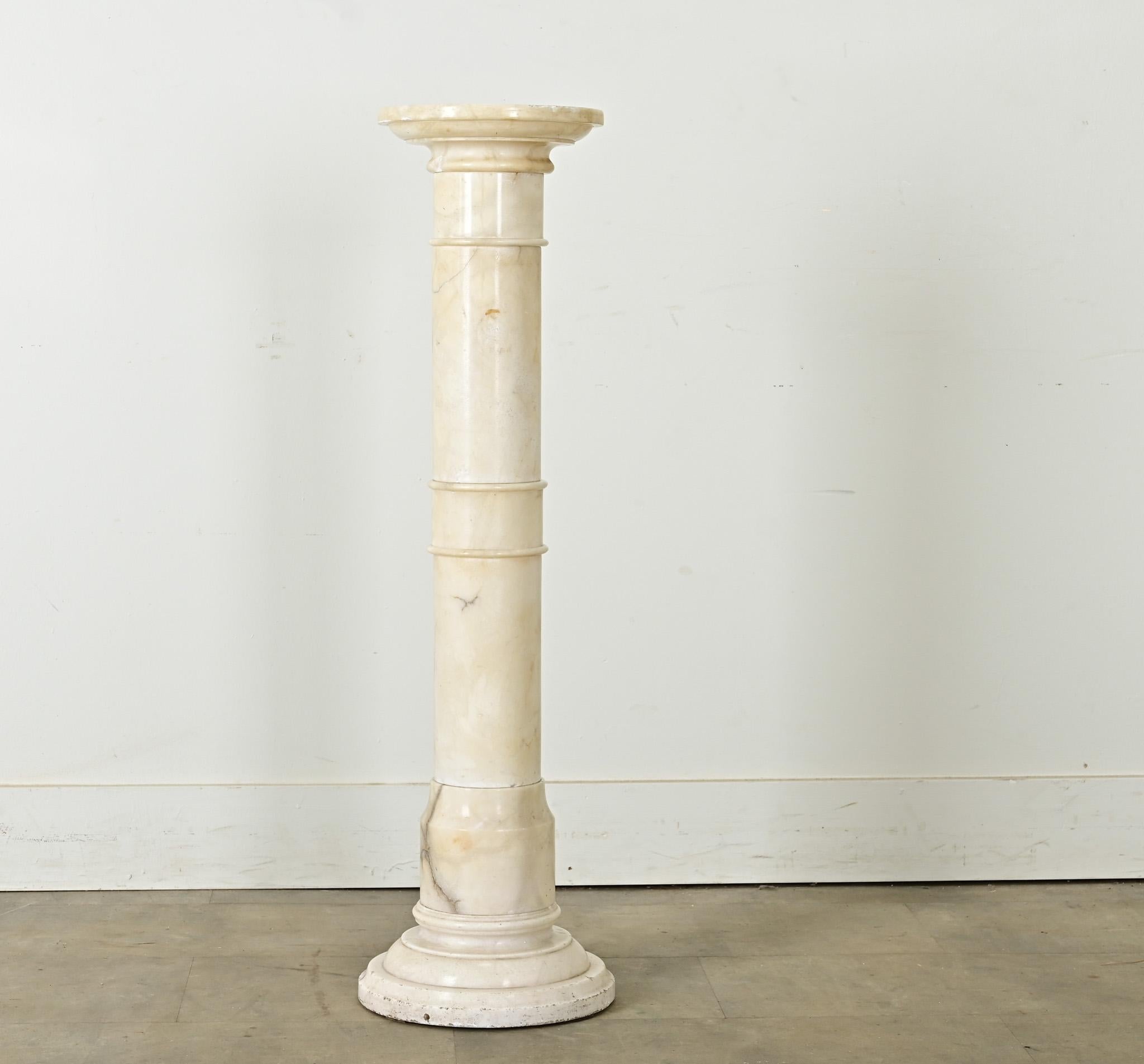 Néoclassique The Pedestal en albâtre néoclassique français du 20e siècle en vente