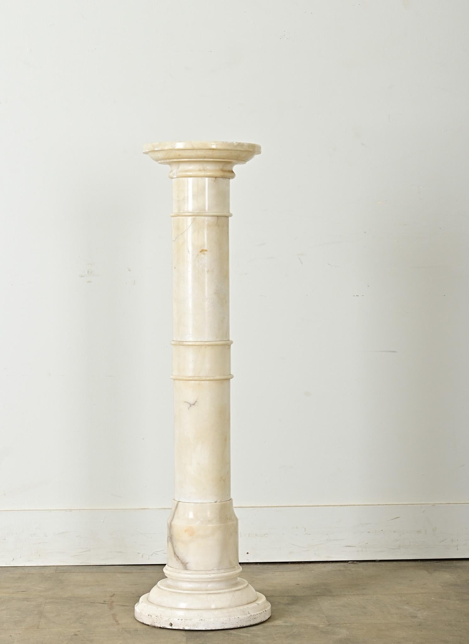 Français The Pedestal en albâtre néoclassique français du 20e siècle en vente