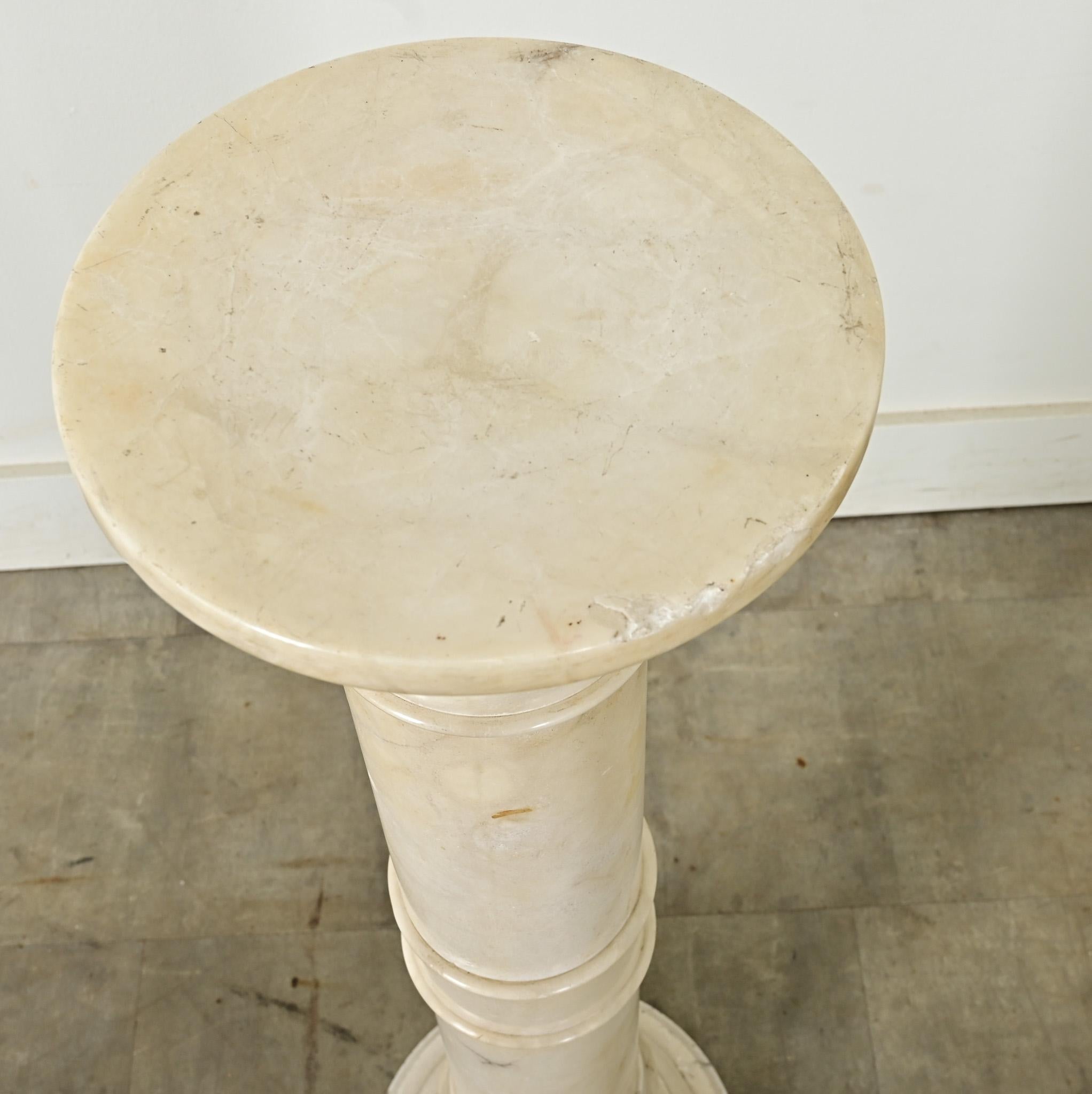 Sculpté The Pedestal en albâtre néoclassique français du 20e siècle en vente