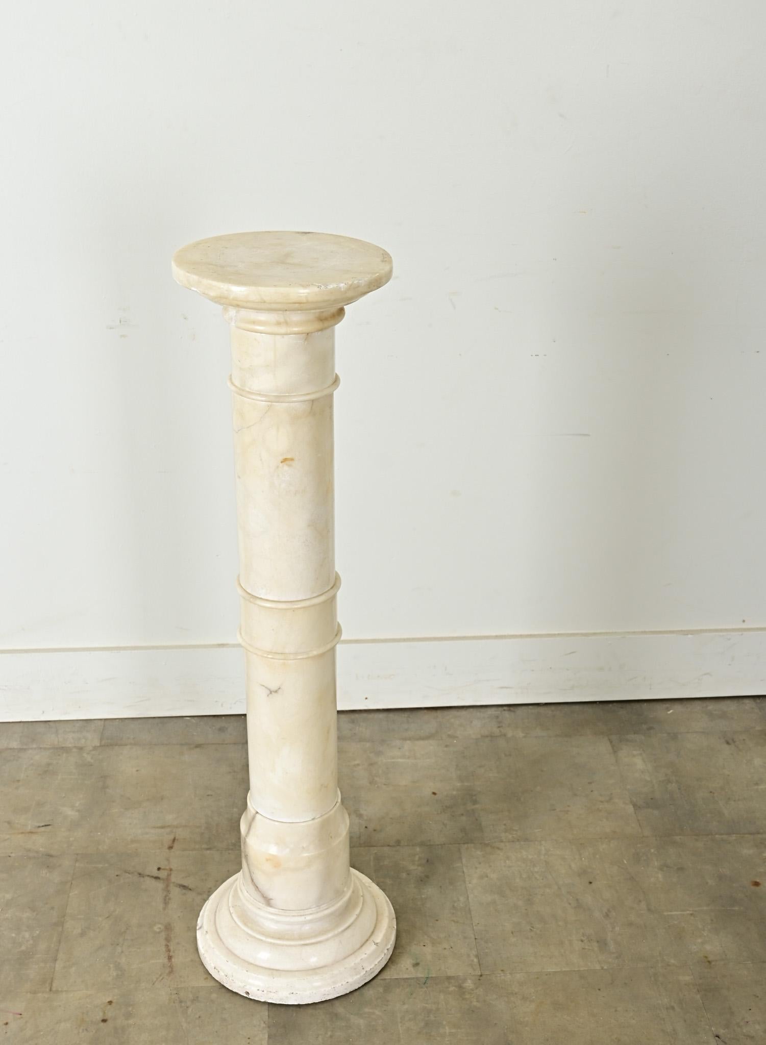 The Pedestal en albâtre néoclassique français du 20e siècle Bon état - En vente à Baton Rouge, LA