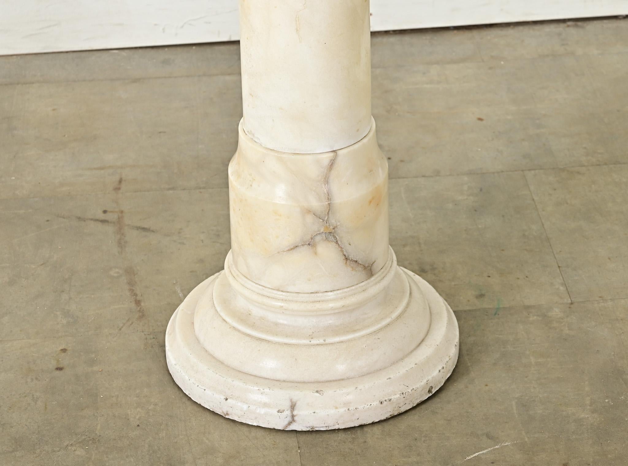 20ième siècle The Pedestal en albâtre néoclassique français du 20e siècle en vente