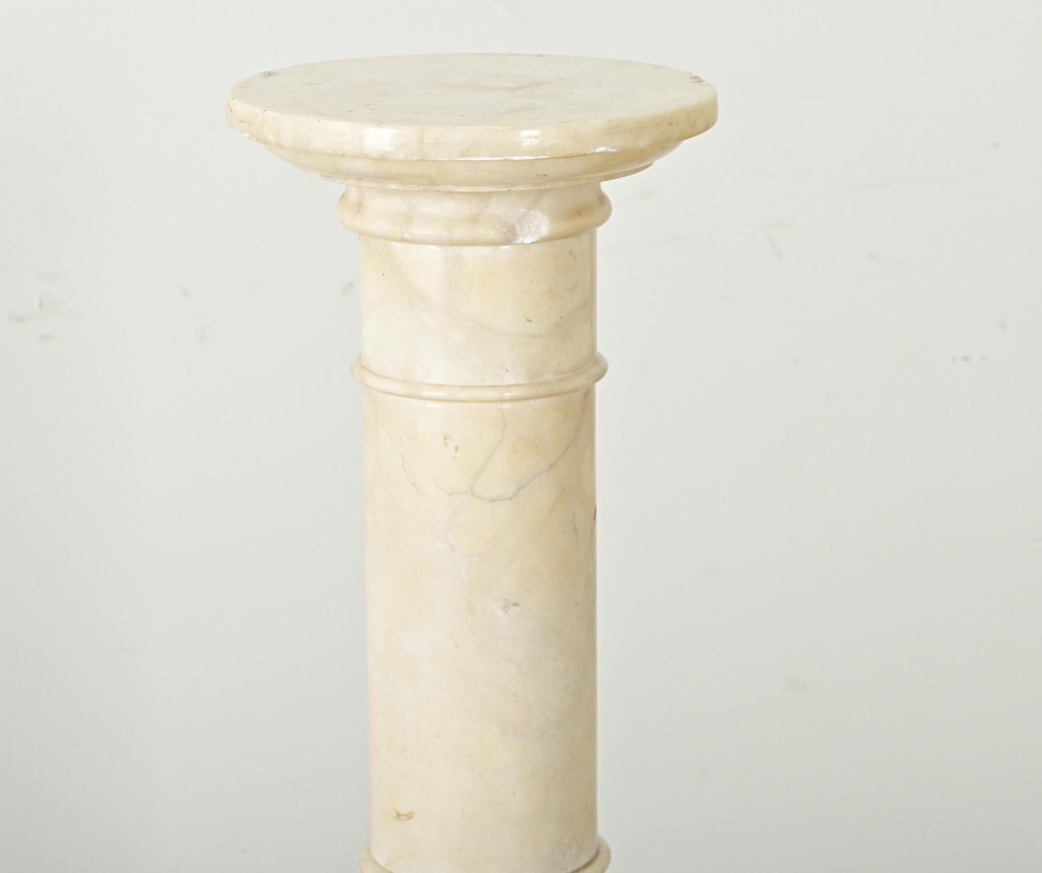 Albâtre The Pedestal en albâtre néoclassique français du 20e siècle en vente