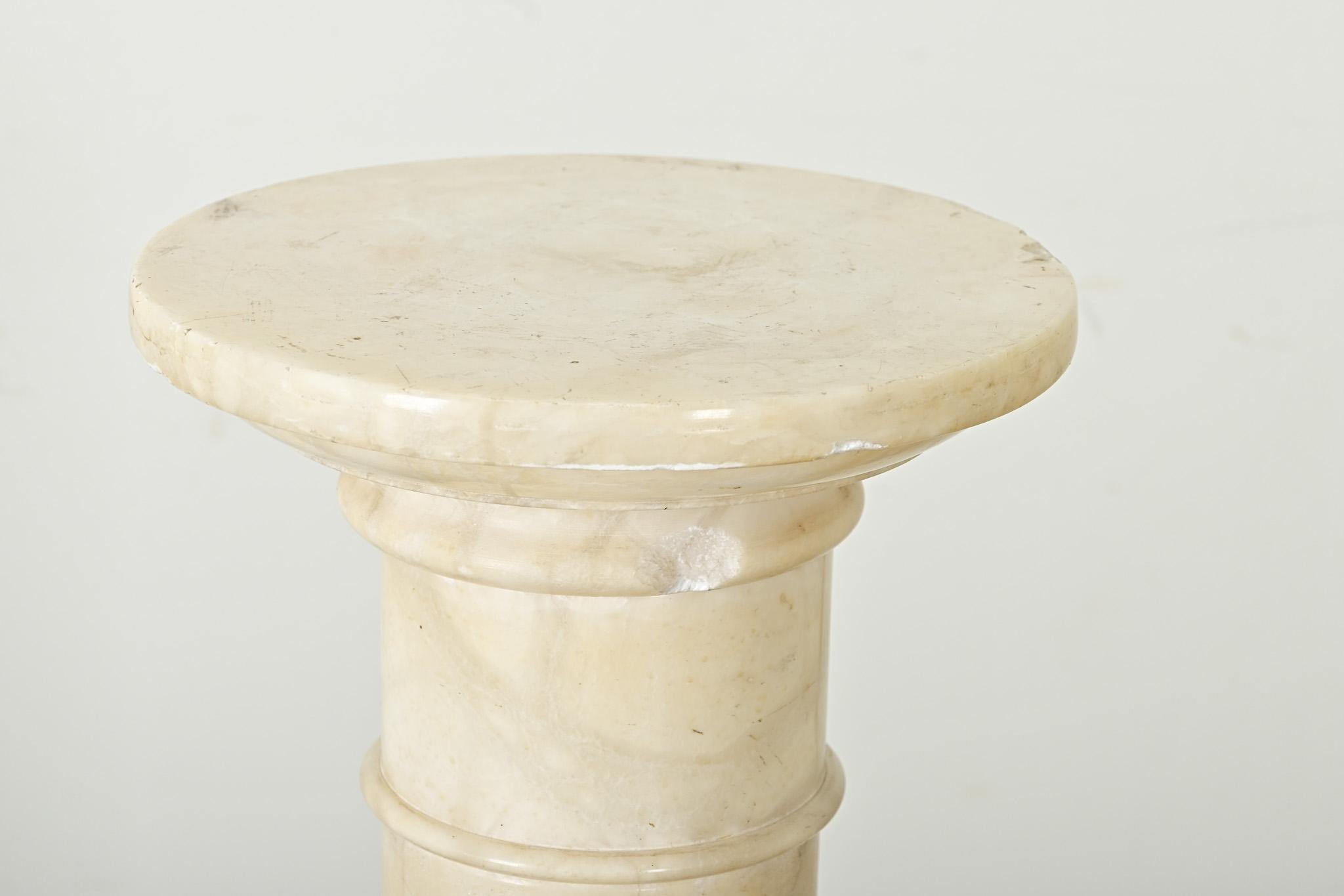 The Pedestal en albâtre néoclassique français du 20e siècle en vente 1