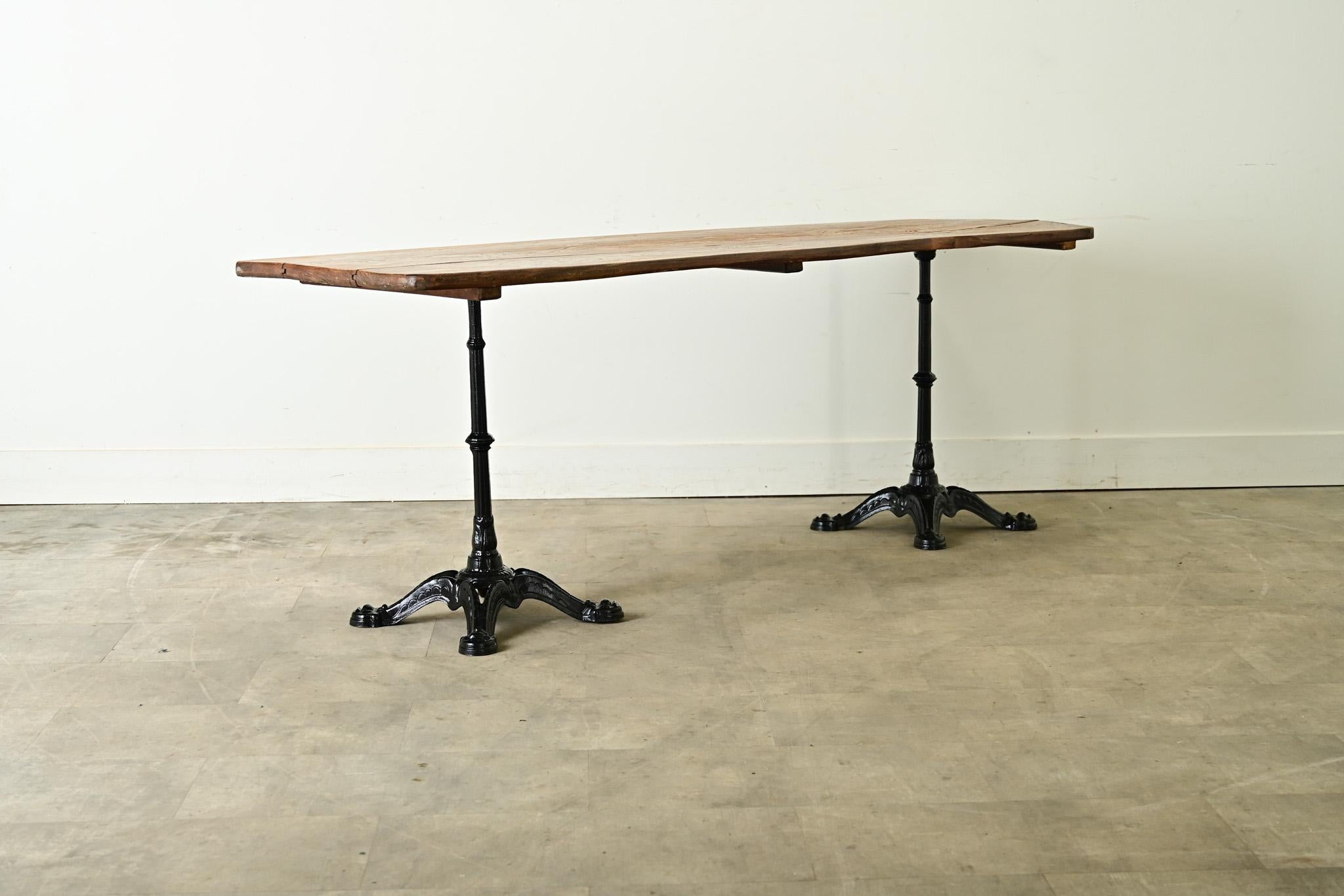Mesa bistro larga francesa de roble y hierro del siglo XX en venta 3