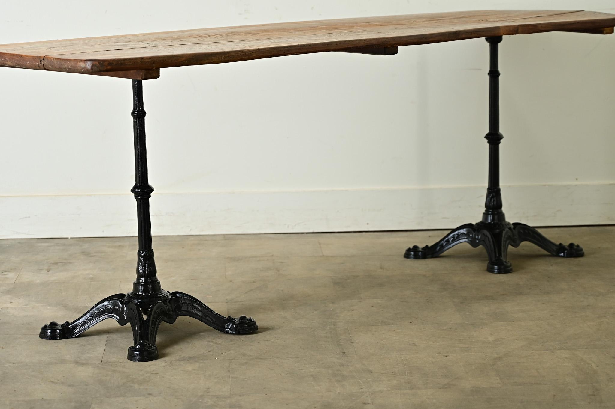 Mesa bistro larga francesa de roble y hierro del siglo XX en venta 4