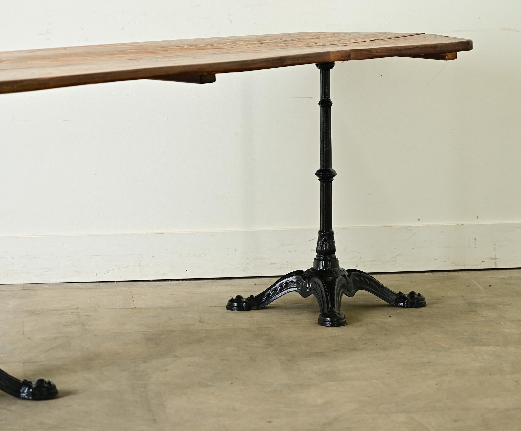 Mesa bistro larga francesa de roble y hierro del siglo XX en venta 5