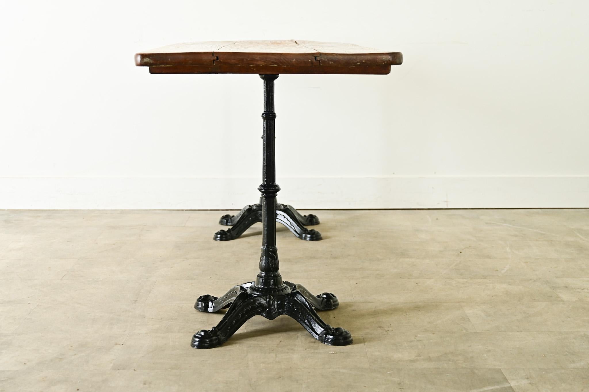 Mesa bistro larga francesa de roble y hierro del siglo XX en venta 6