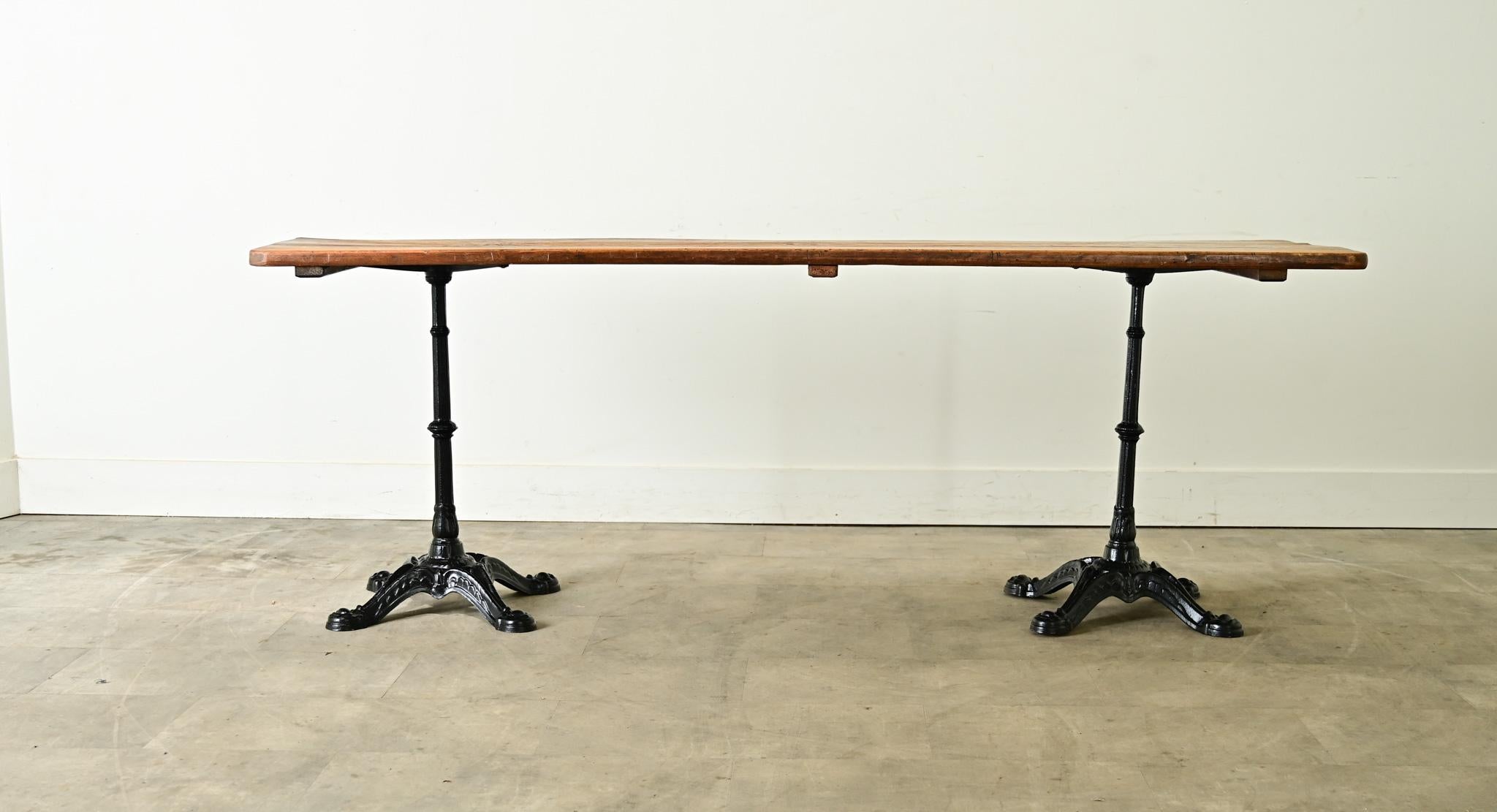 Mesa bistro larga francesa de roble y hierro del siglo XX en venta 7