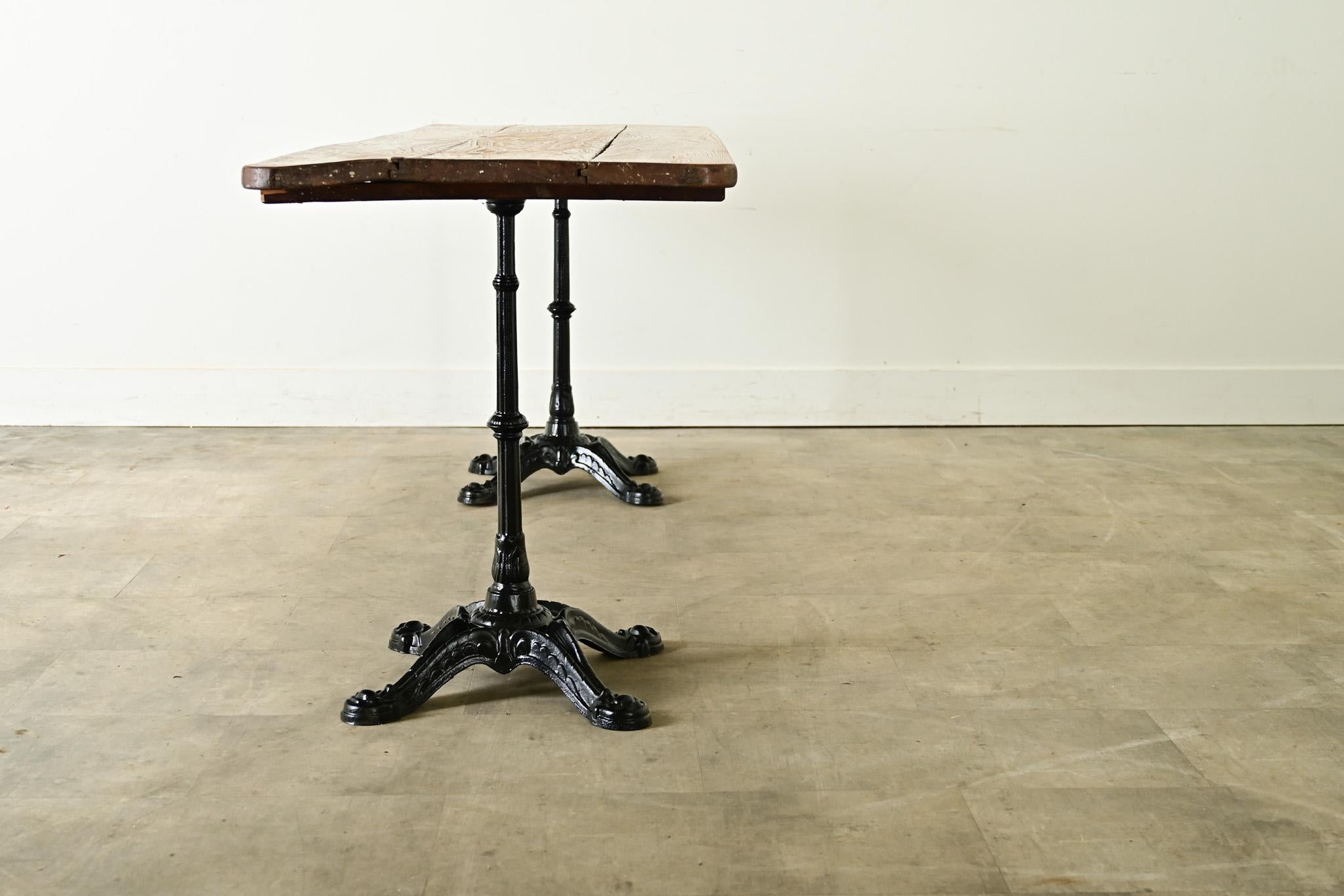 Mesa bistro larga francesa de roble y hierro del siglo XX en venta 8