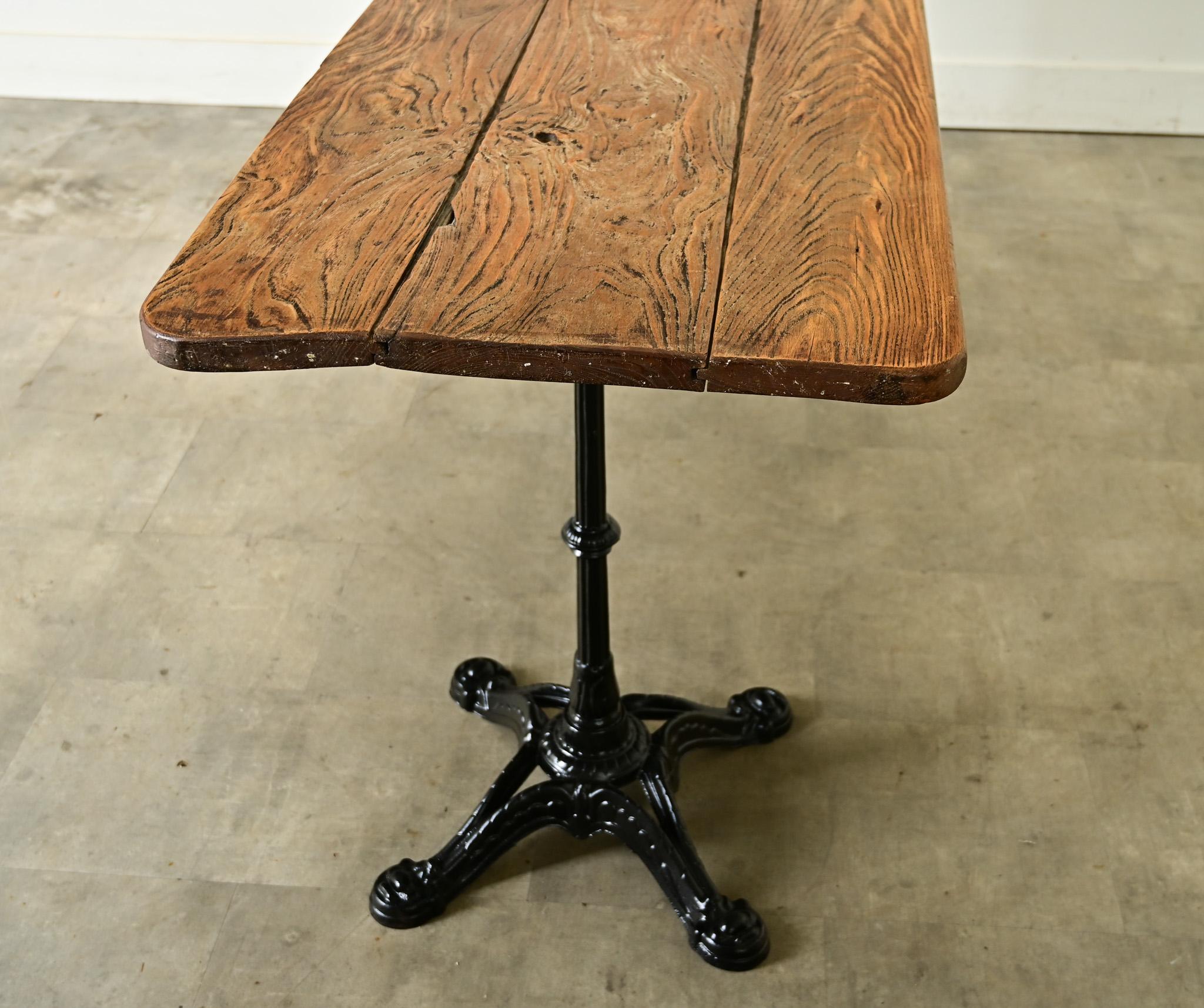 Mesa bistro larga francesa de roble y hierro del siglo XX en venta 9