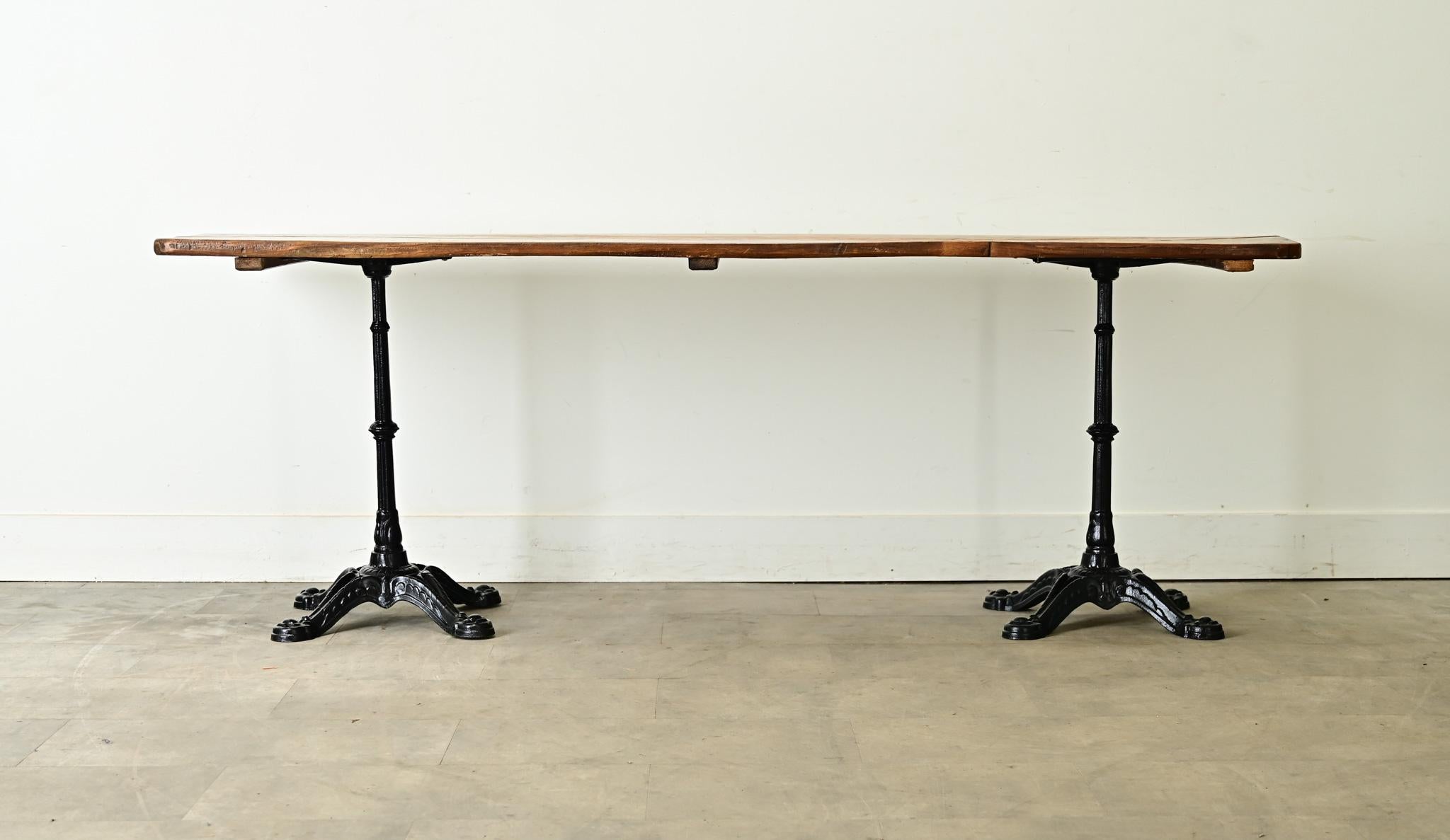 Mesa bistro larga francesa de roble y hierro del siglo XX Bellas artes en venta