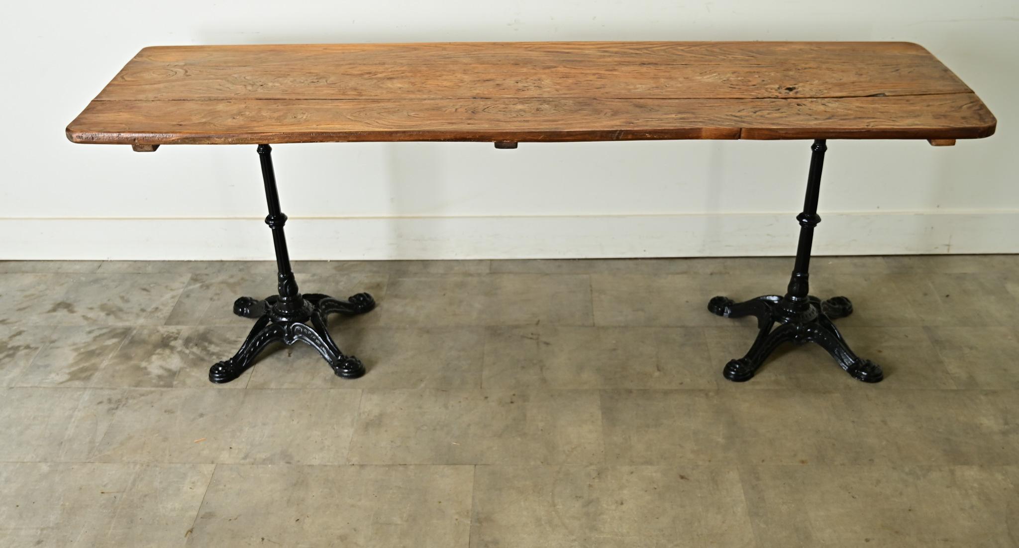 Mesa bistro larga francesa de roble y hierro del siglo XX Francés en venta