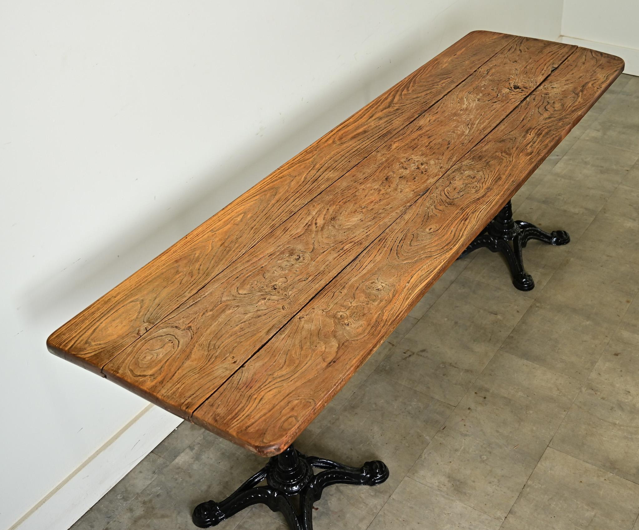 Mesa bistro larga francesa de roble y hierro del siglo XX Vaciado en venta