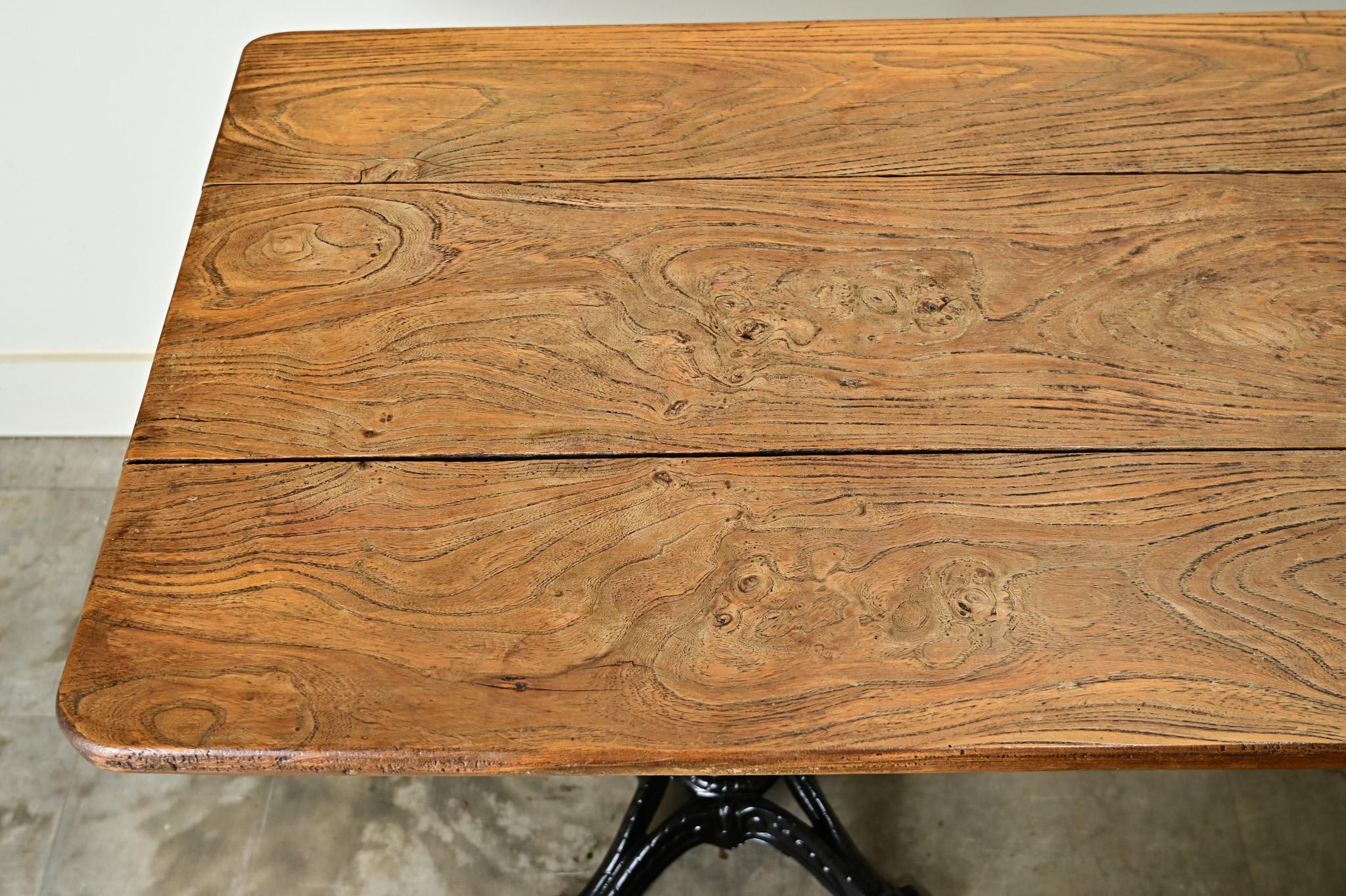 Mesa bistro larga francesa de roble y hierro del siglo XX en venta 1