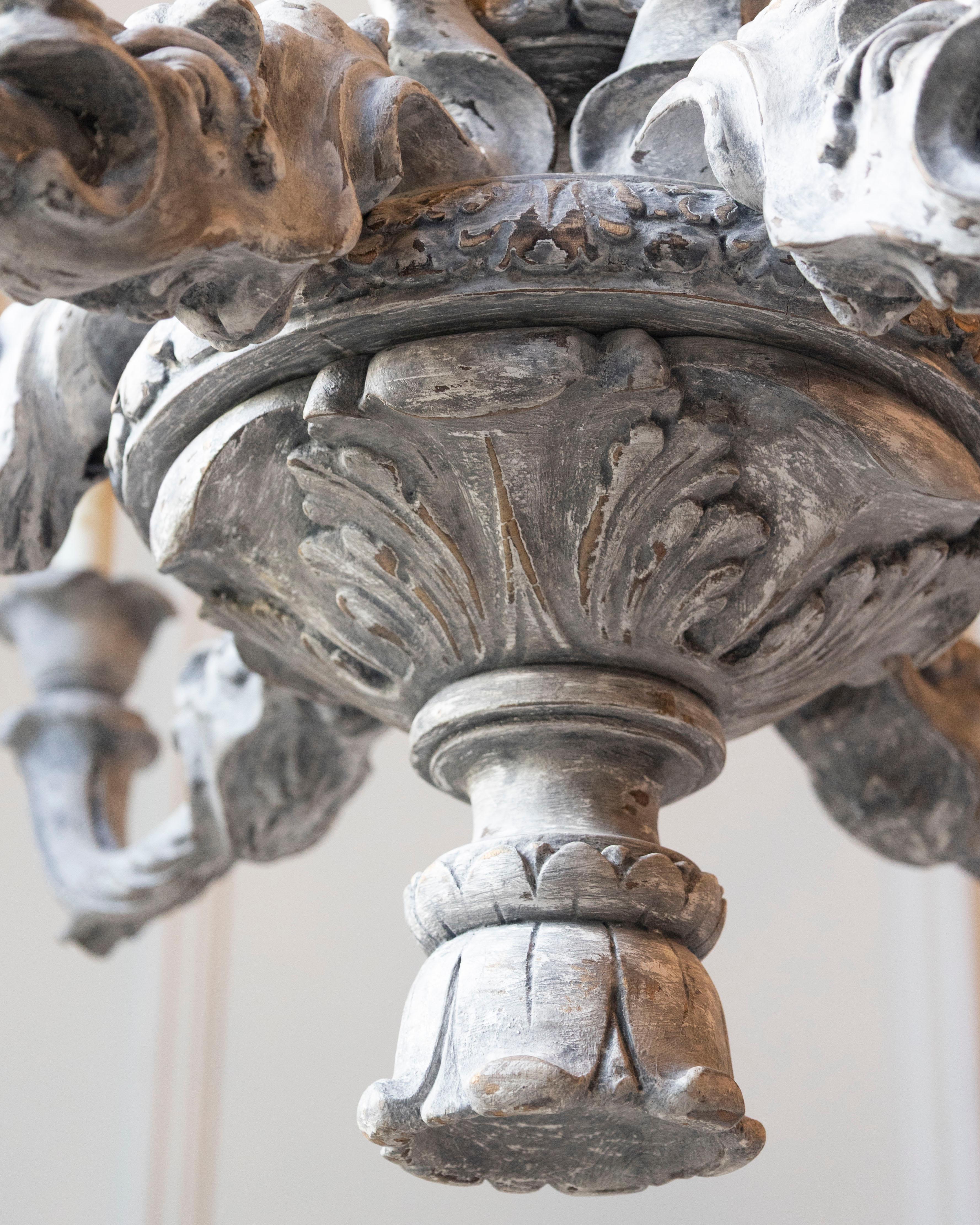 Lampadario in legno dipinto e intagliato francese del XX secolo in vendita 4