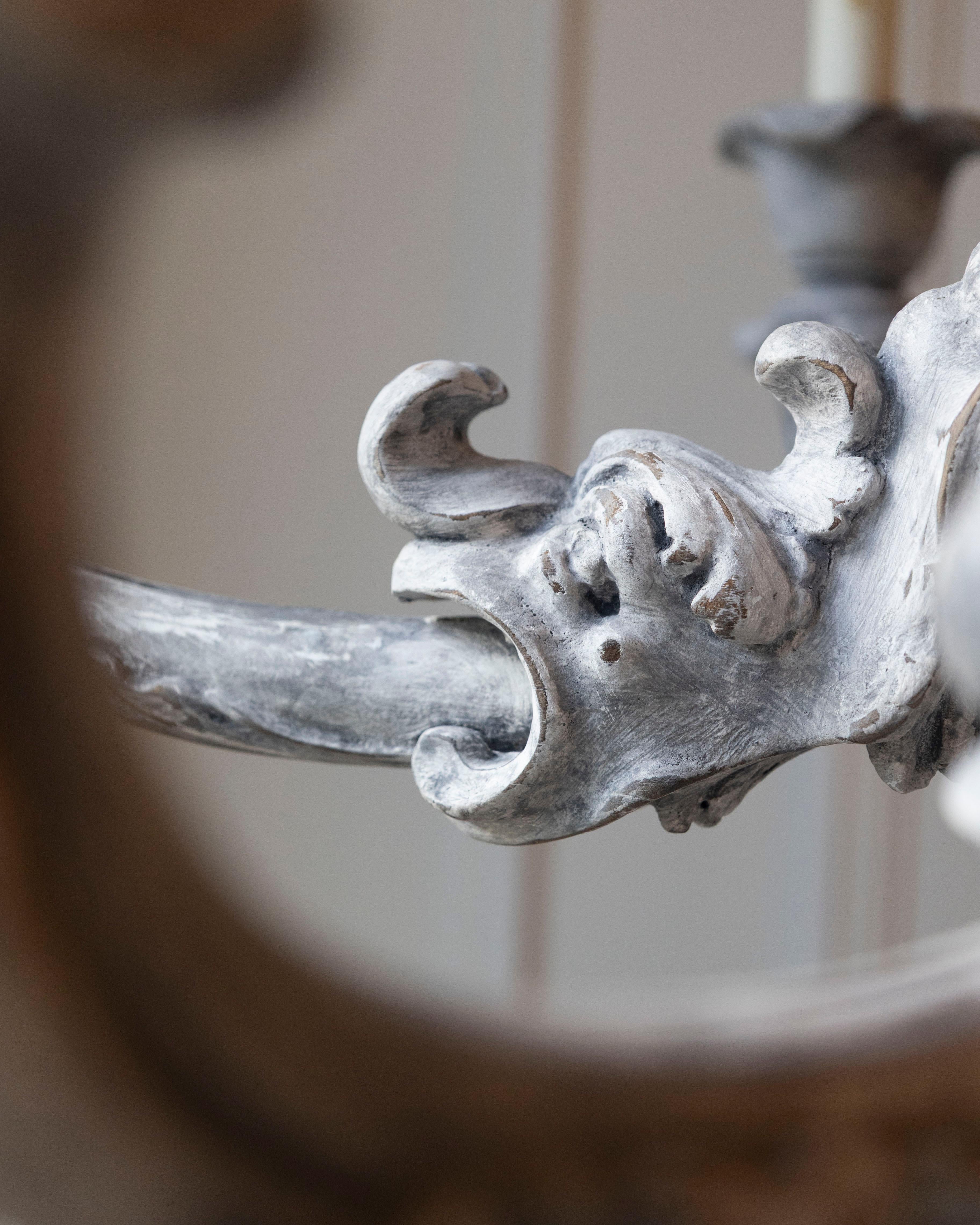 Lampadario in legno dipinto e intagliato francese del XX secolo in vendita 5