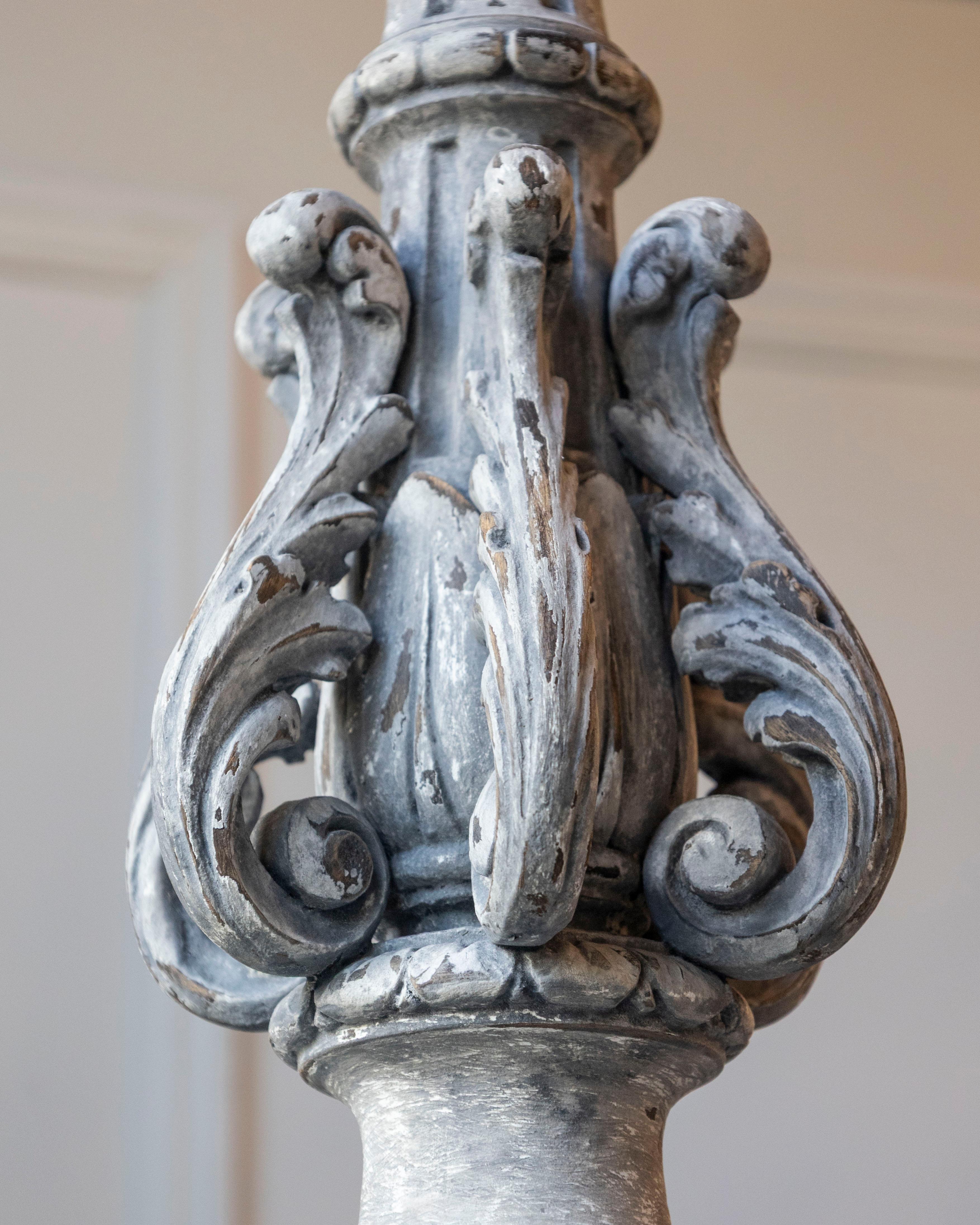 Lampadario in legno dipinto e intagliato francese del XX secolo in vendita 7