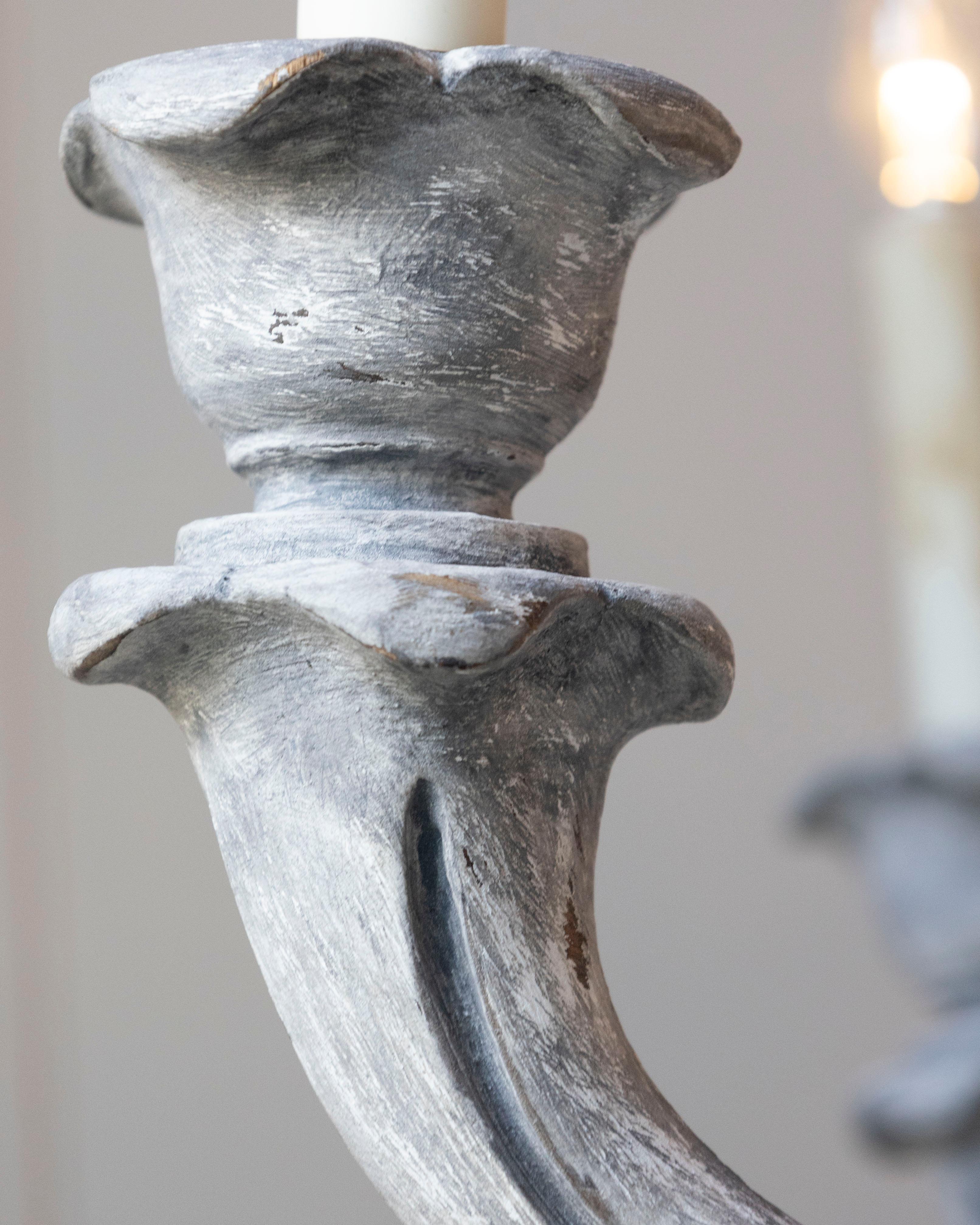 Lampadario in legno dipinto e intagliato francese del XX secolo in vendita 8