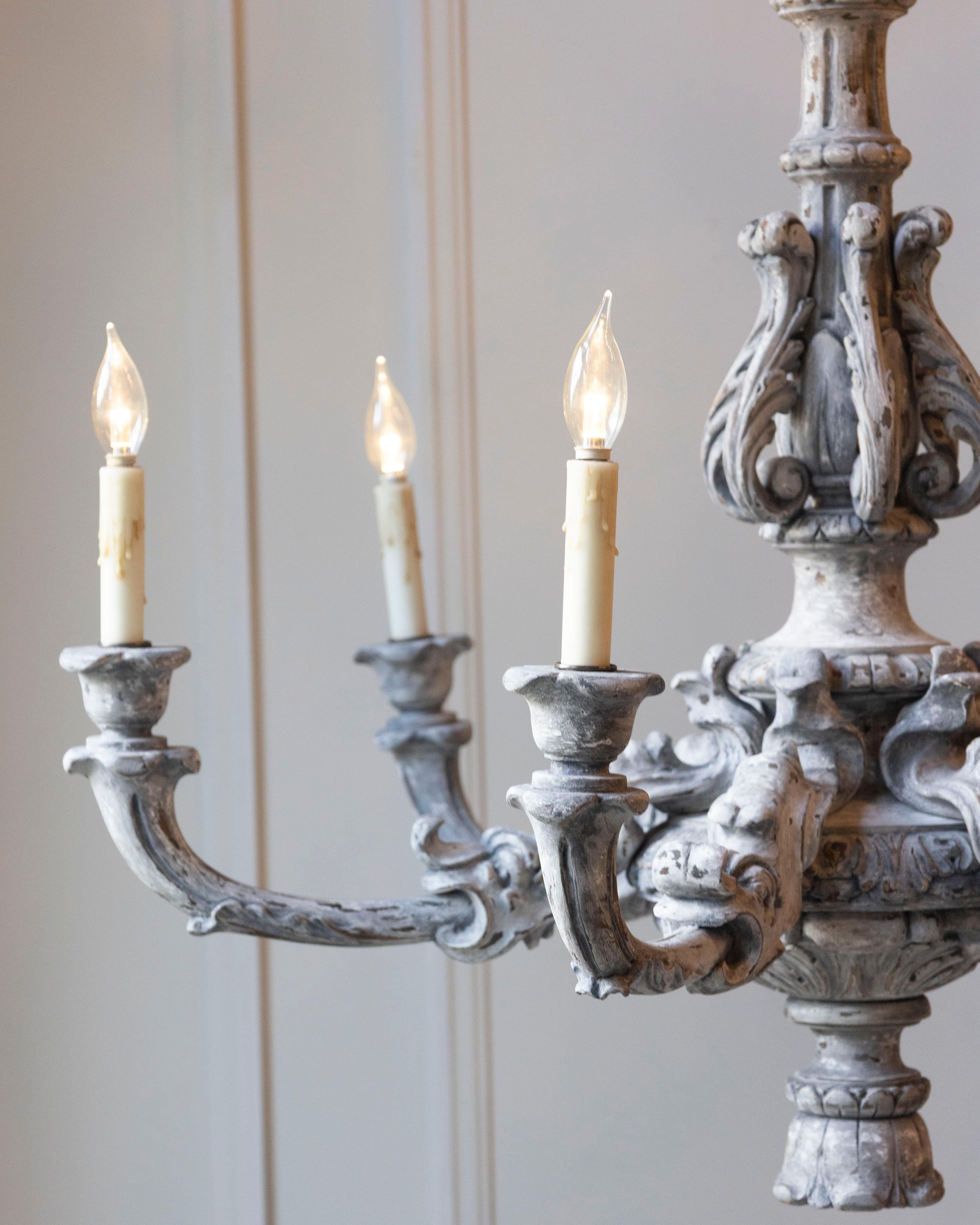 Francese Lampadario in legno dipinto e intagliato francese del XX secolo in vendita