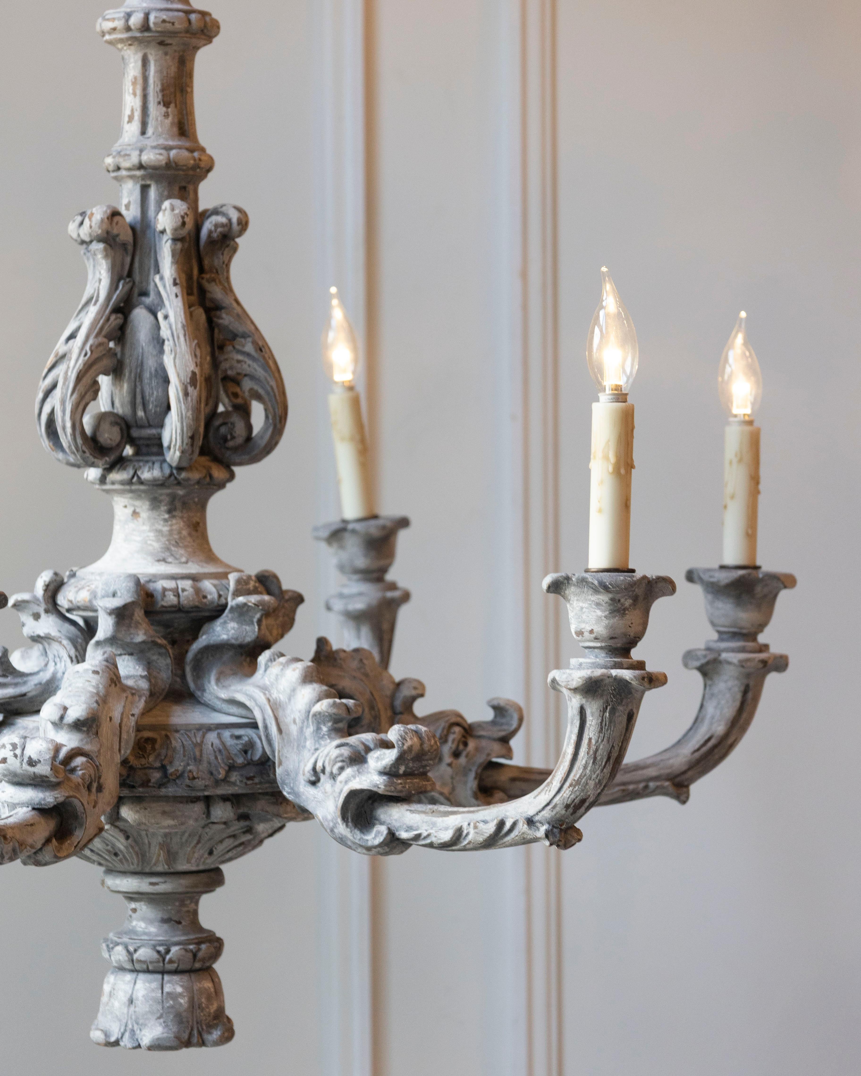Intagliato Lampadario in legno dipinto e intagliato francese del XX secolo in vendita