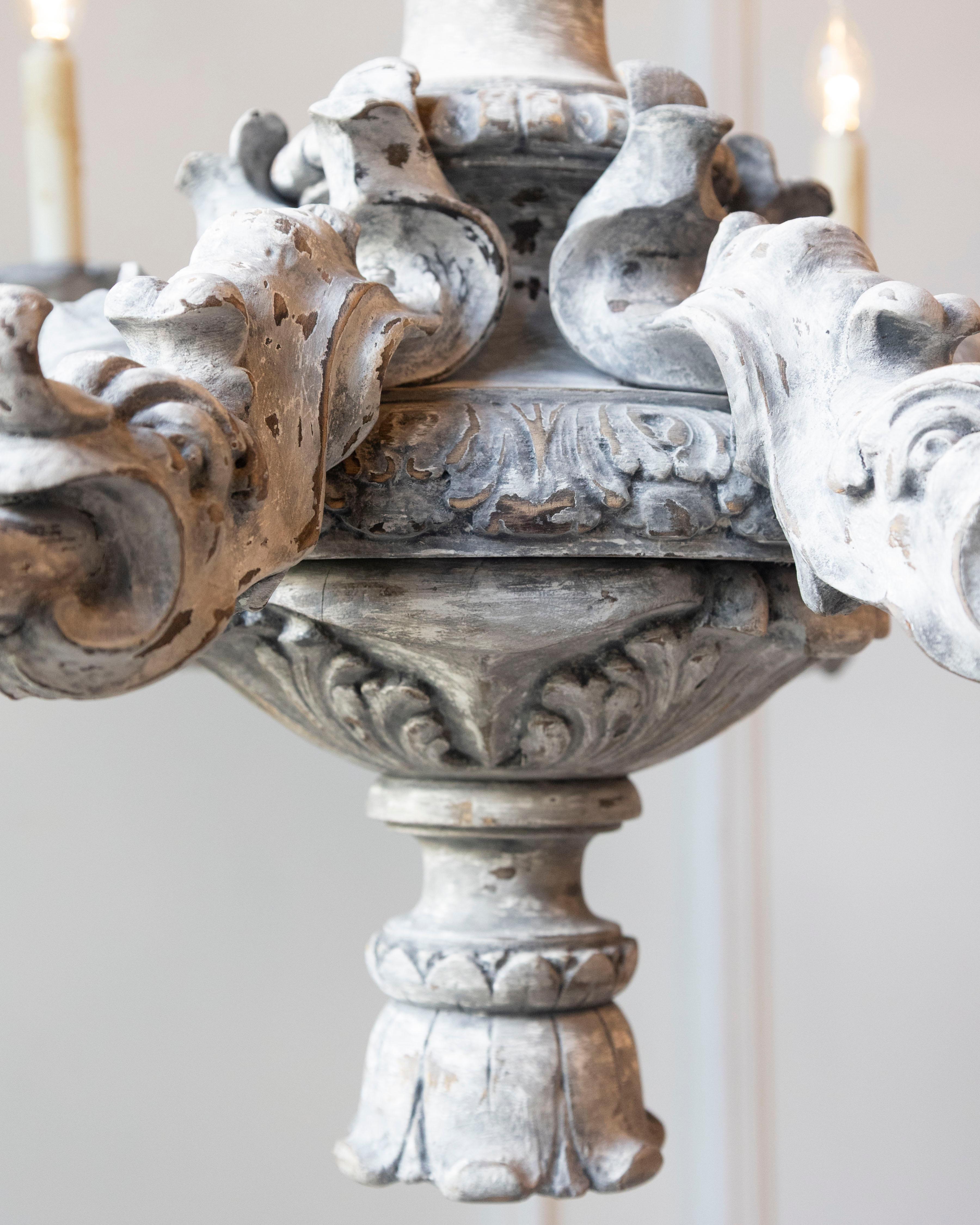 Lampadario in legno dipinto e intagliato francese del XX secolo In condizioni buone in vendita a Atlanta, GA