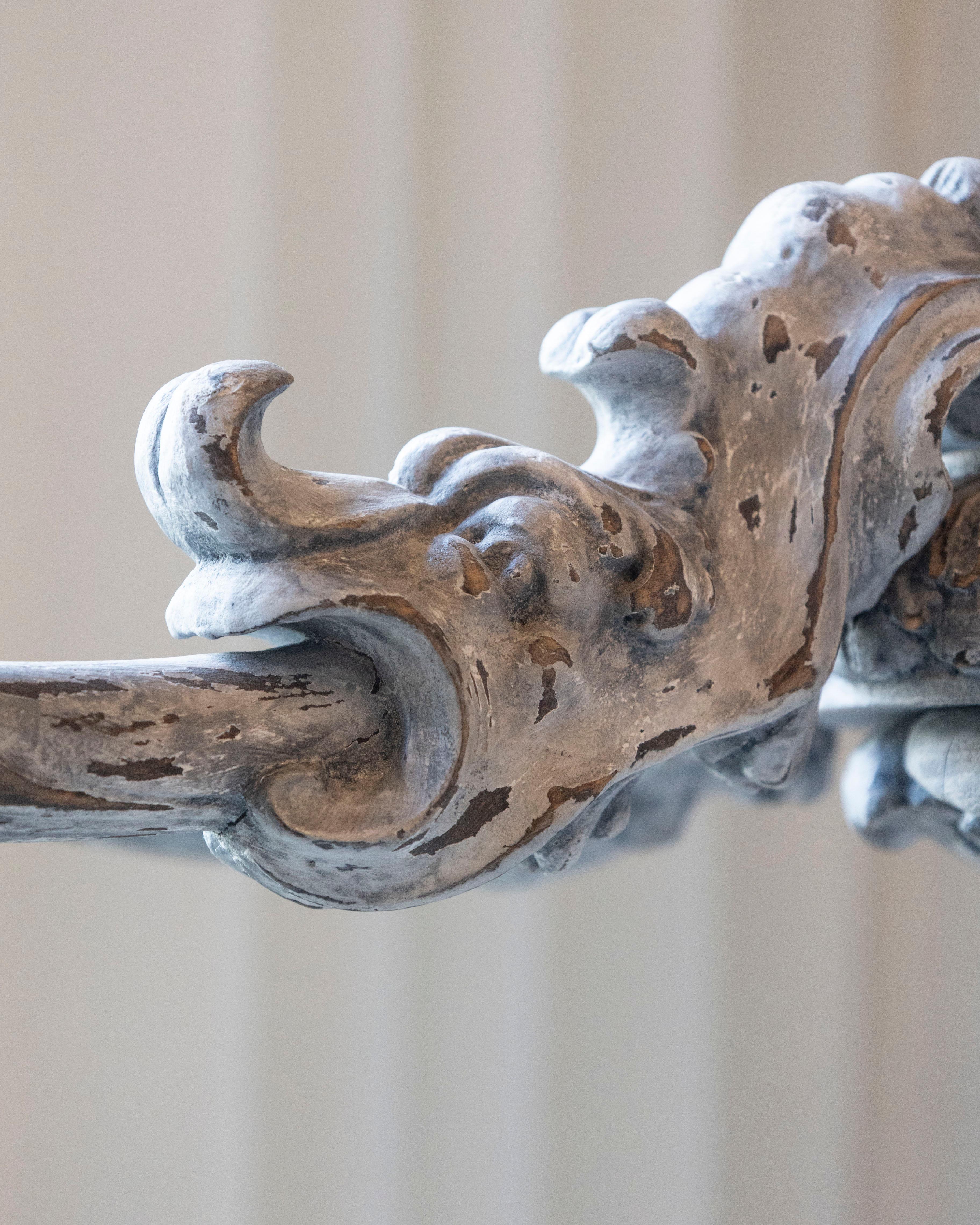 Legno Lampadario in legno dipinto e intagliato francese del XX secolo in vendita