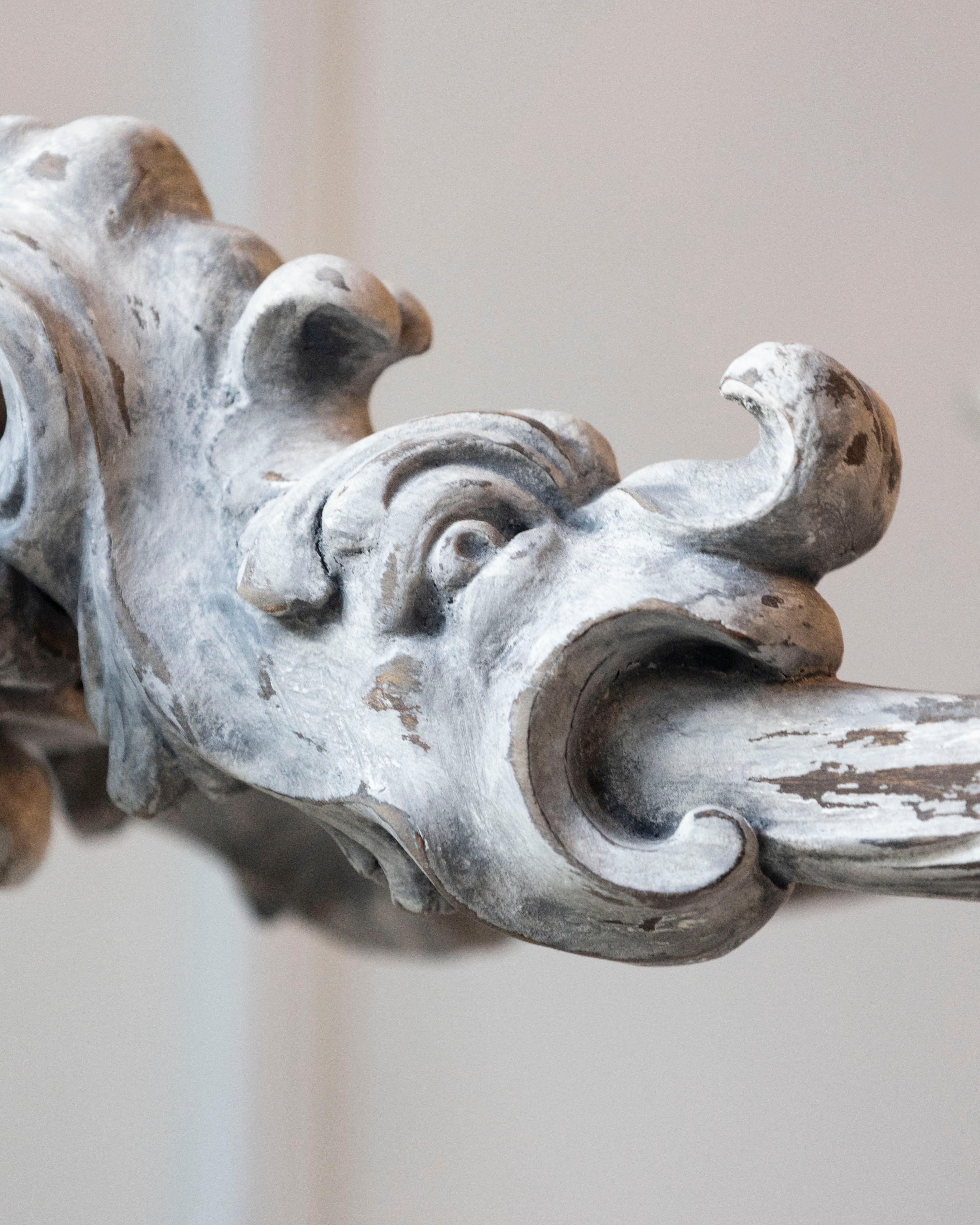 Lampadario in legno dipinto e intagliato francese del XX secolo in vendita 1