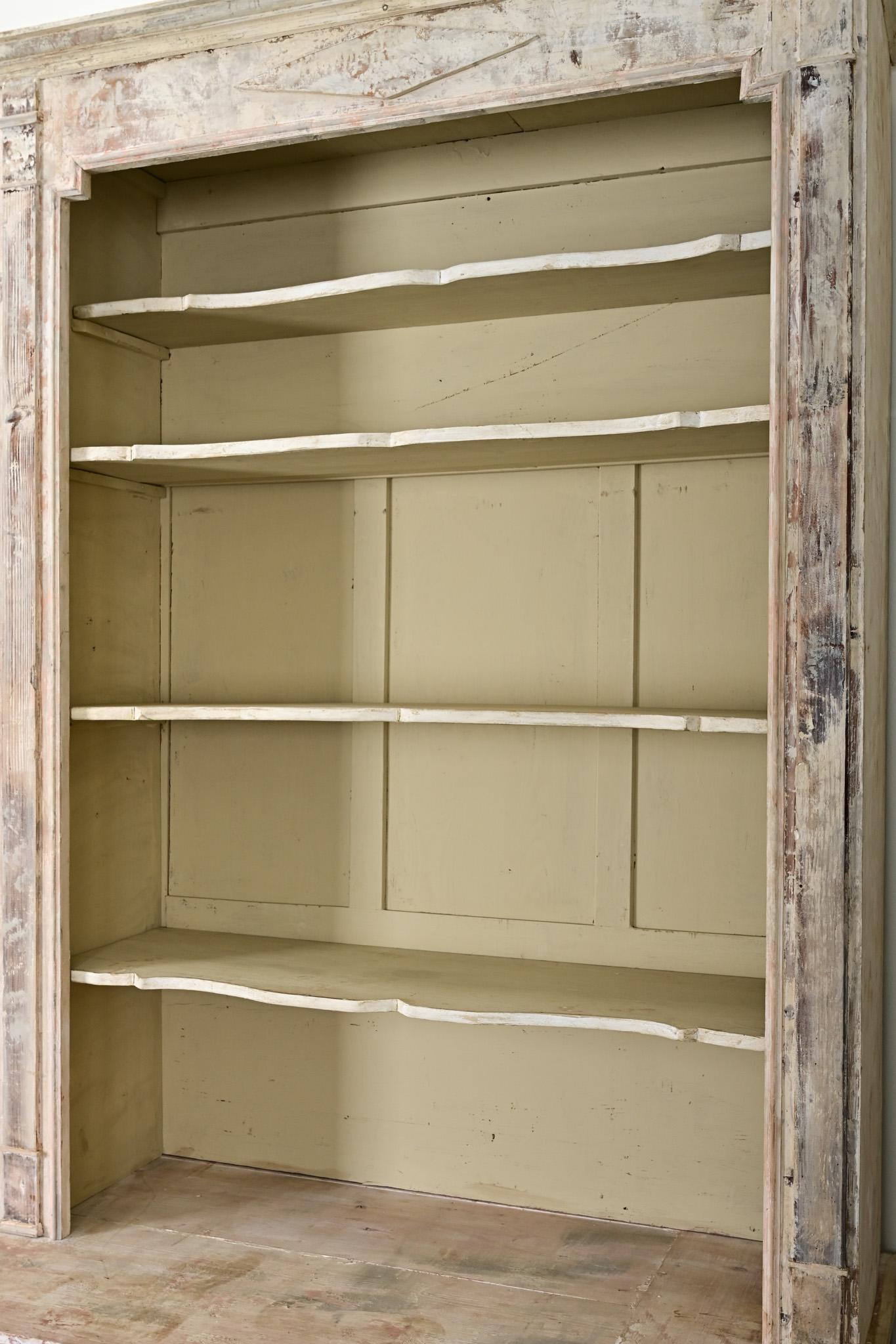 French 20th Century Painted Bookcase en venta 3