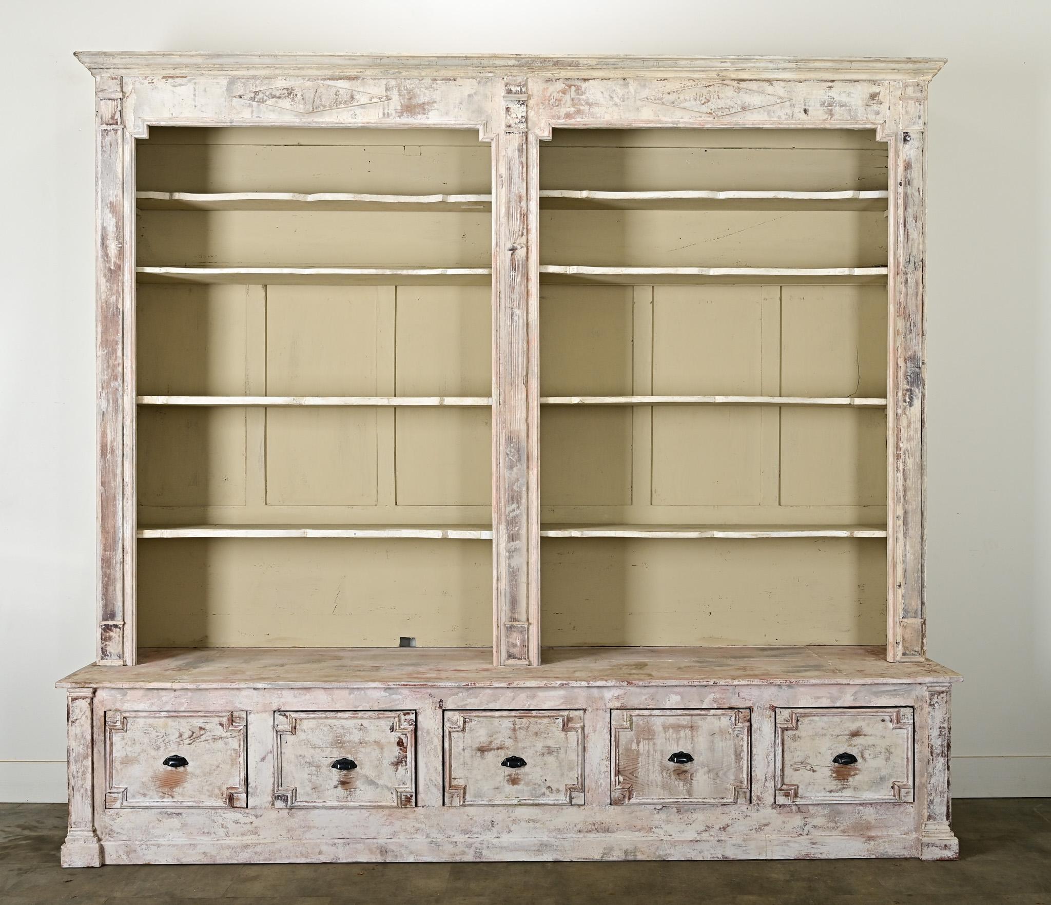 French 20th Century Painted Bookcase en venta 4