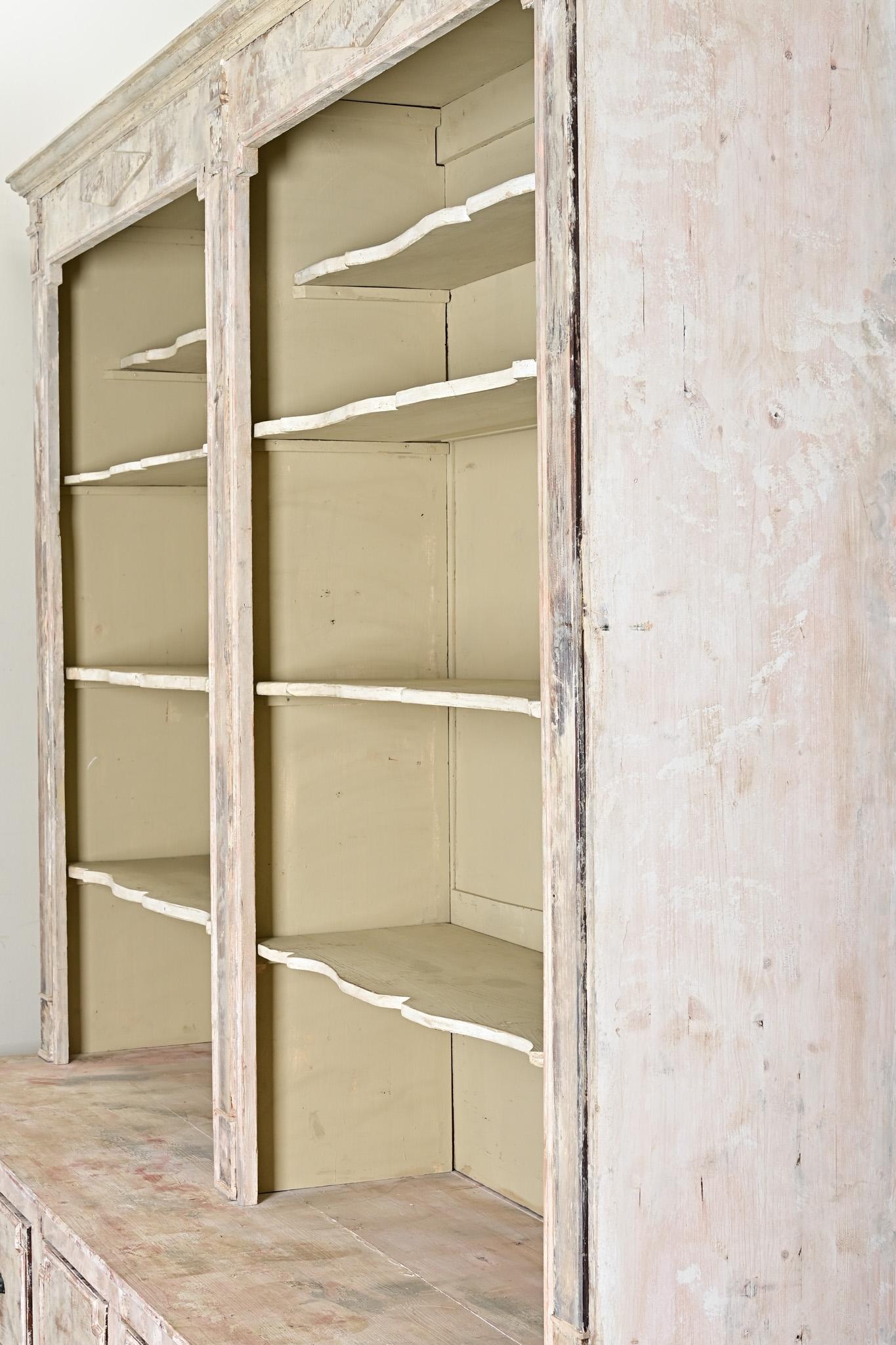 French 20th Century Painted Bookcase en venta 12
