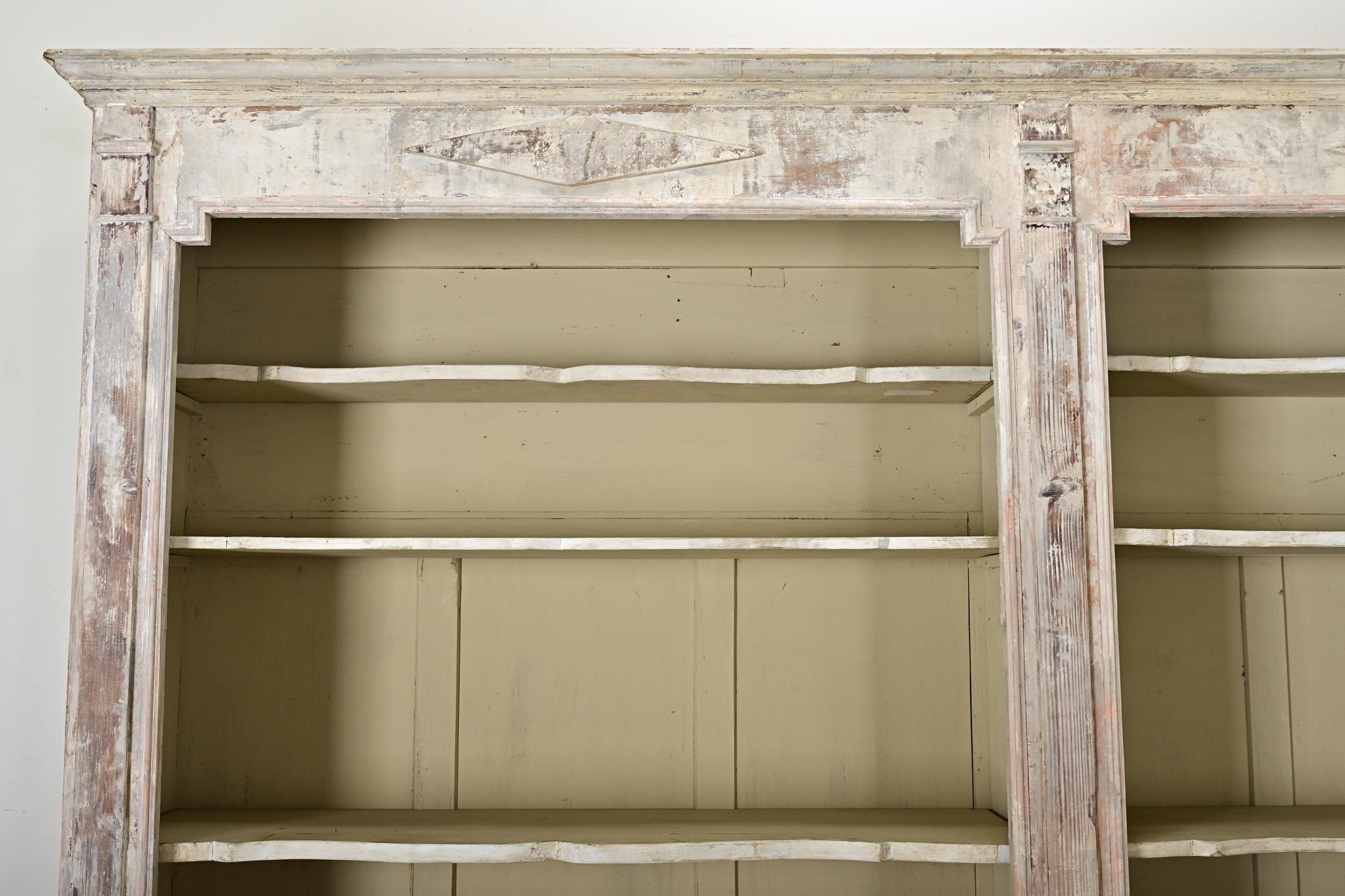 French 20th Century Painted Bookcase en Bueno estado para la venta en Baton Rouge, LA