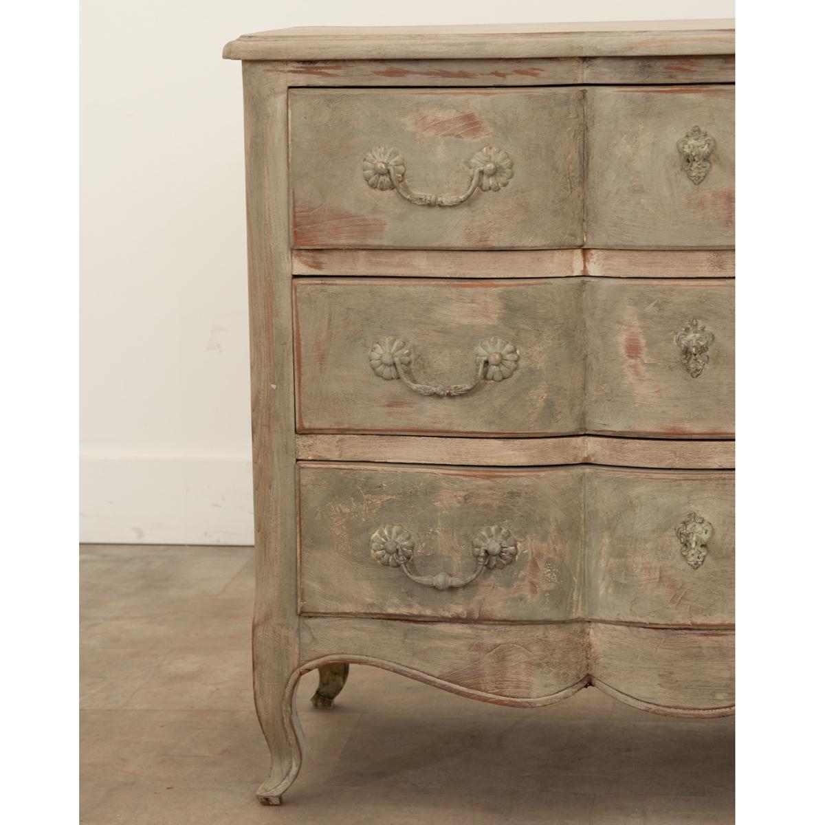 Un favoloso gonnellino sagomato e gambe a cabriola fanno di questo mobile francese a righe e dipinto del XX secolo un pezzo forte. Questa cassa dipinta di recente incorpora elementi degli stili Luigi XV e Regence. Il piano sagomato con bordo
