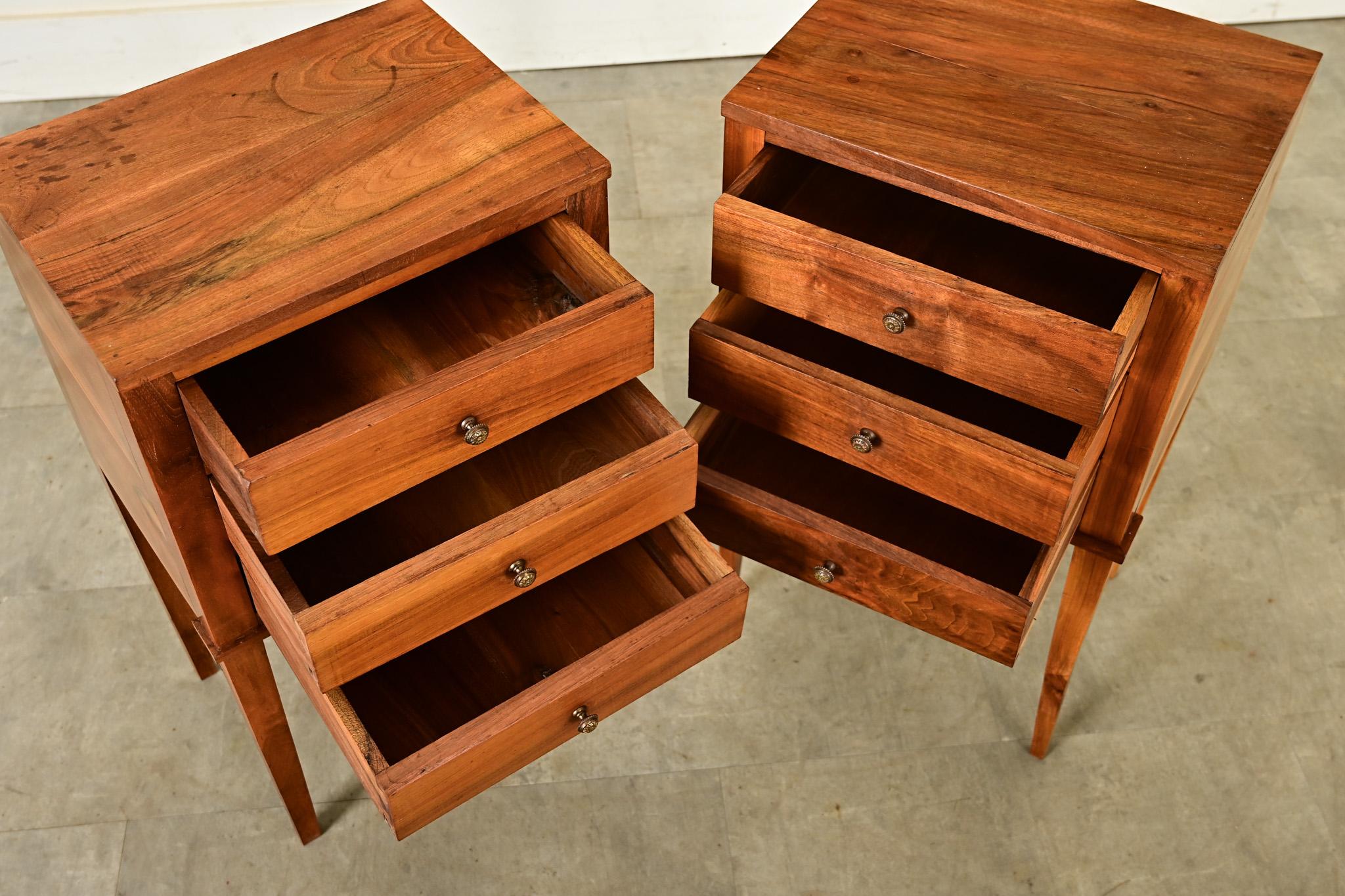 French 20th Century Pair of Walnut Bedside Tables In Good Condition For Sale In Baton Rouge, LA