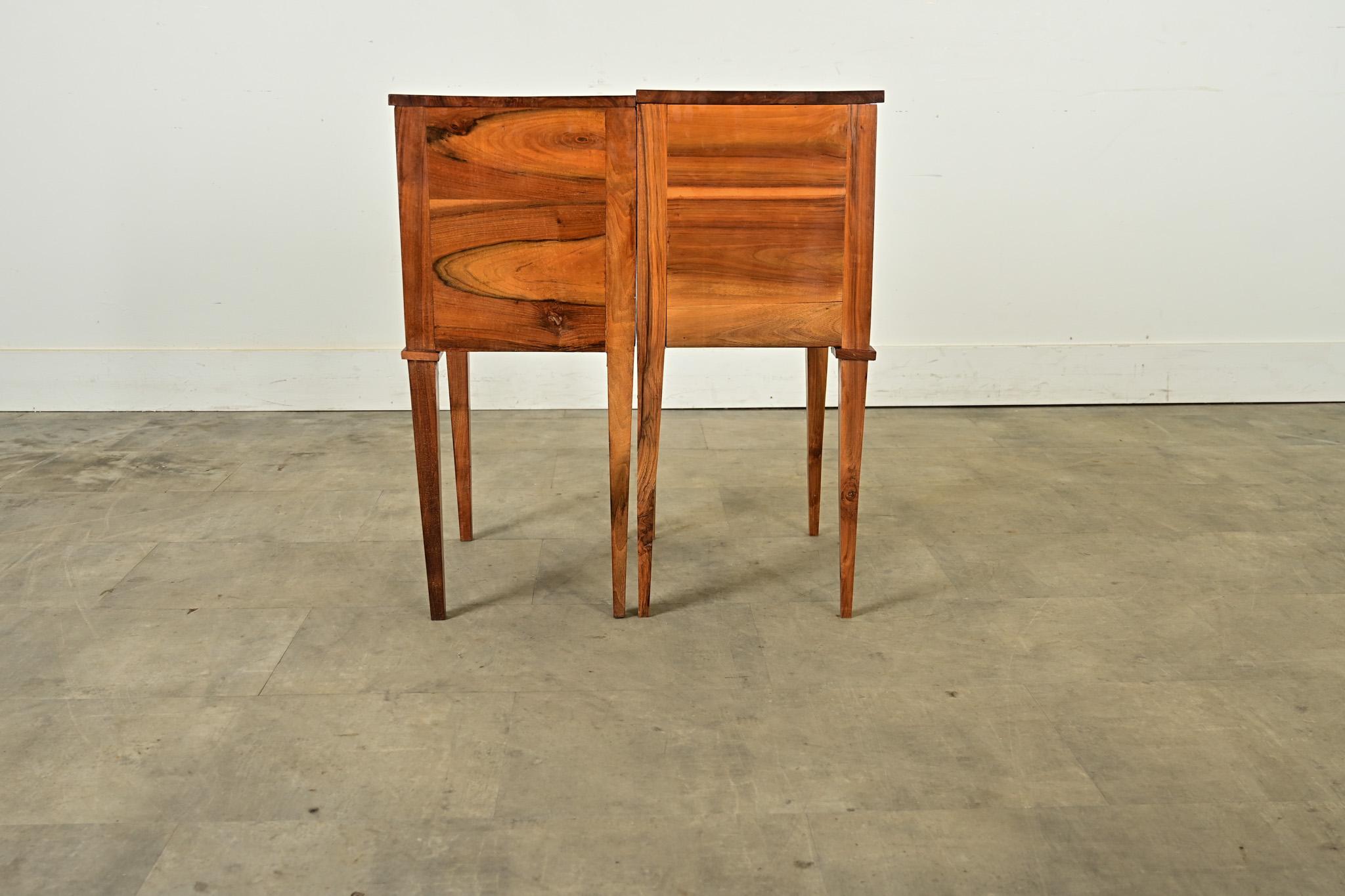 French 20th Century Pair of Walnut Bedside Tables For Sale 2