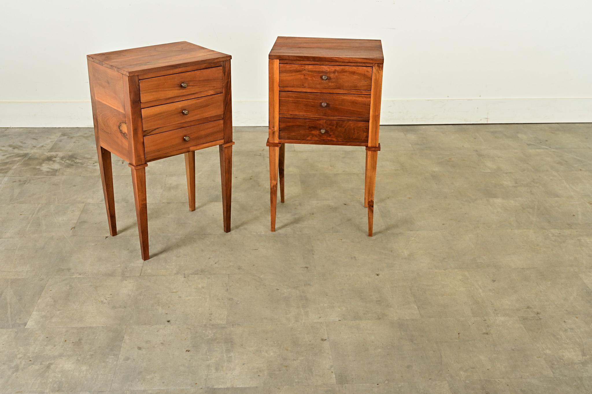 French 20th Century Pair of Walnut Bedside Tables For Sale 3
