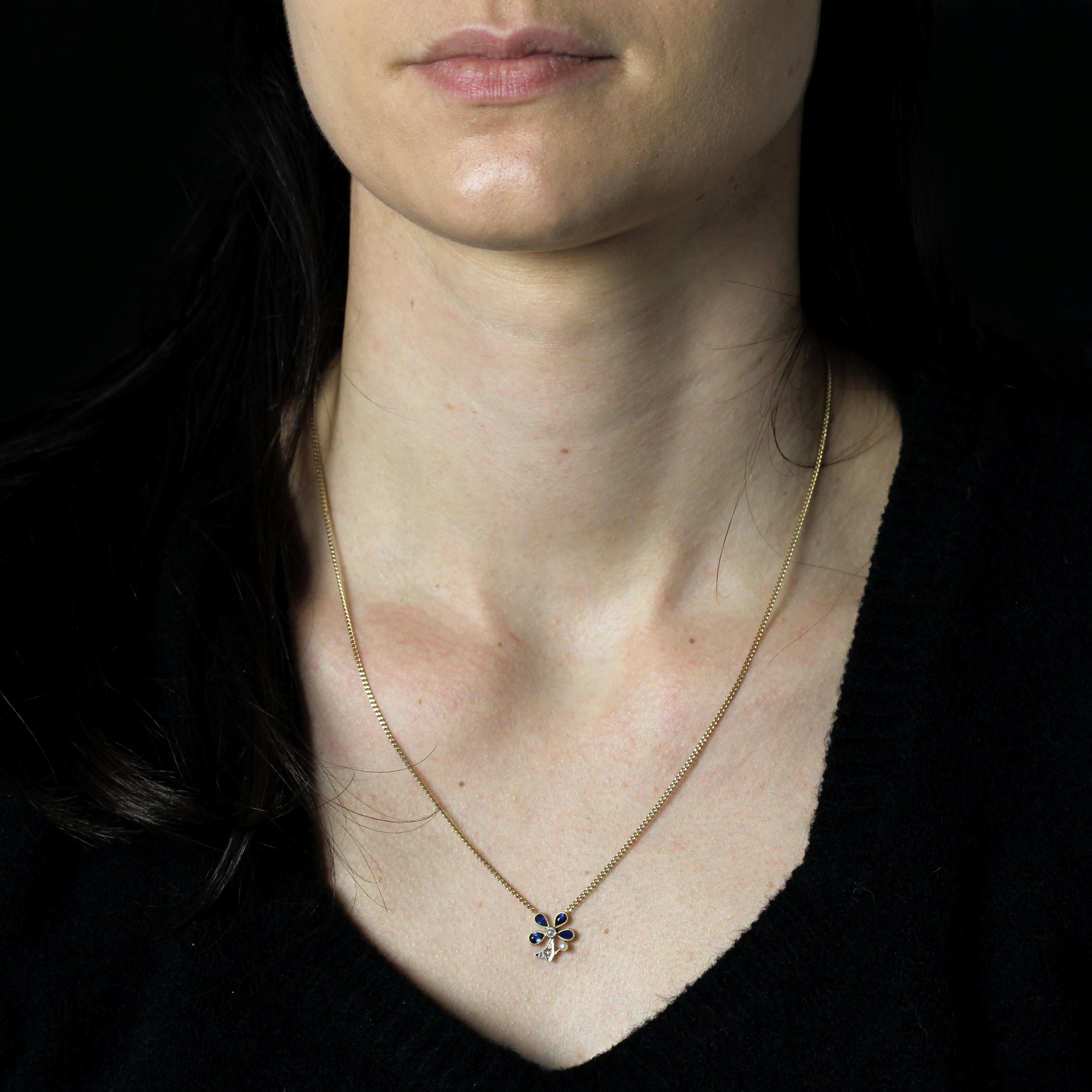 Collier en or jaune 18 carats, poinçon tête d'aigle.
Un ravissant collier ancien composé d'une chaîne en or jaune avec un motif de trèfle à quatre feuilles sur le devant. Les feuilles sont représentées par de petits saphirs taillés en poire, tandis