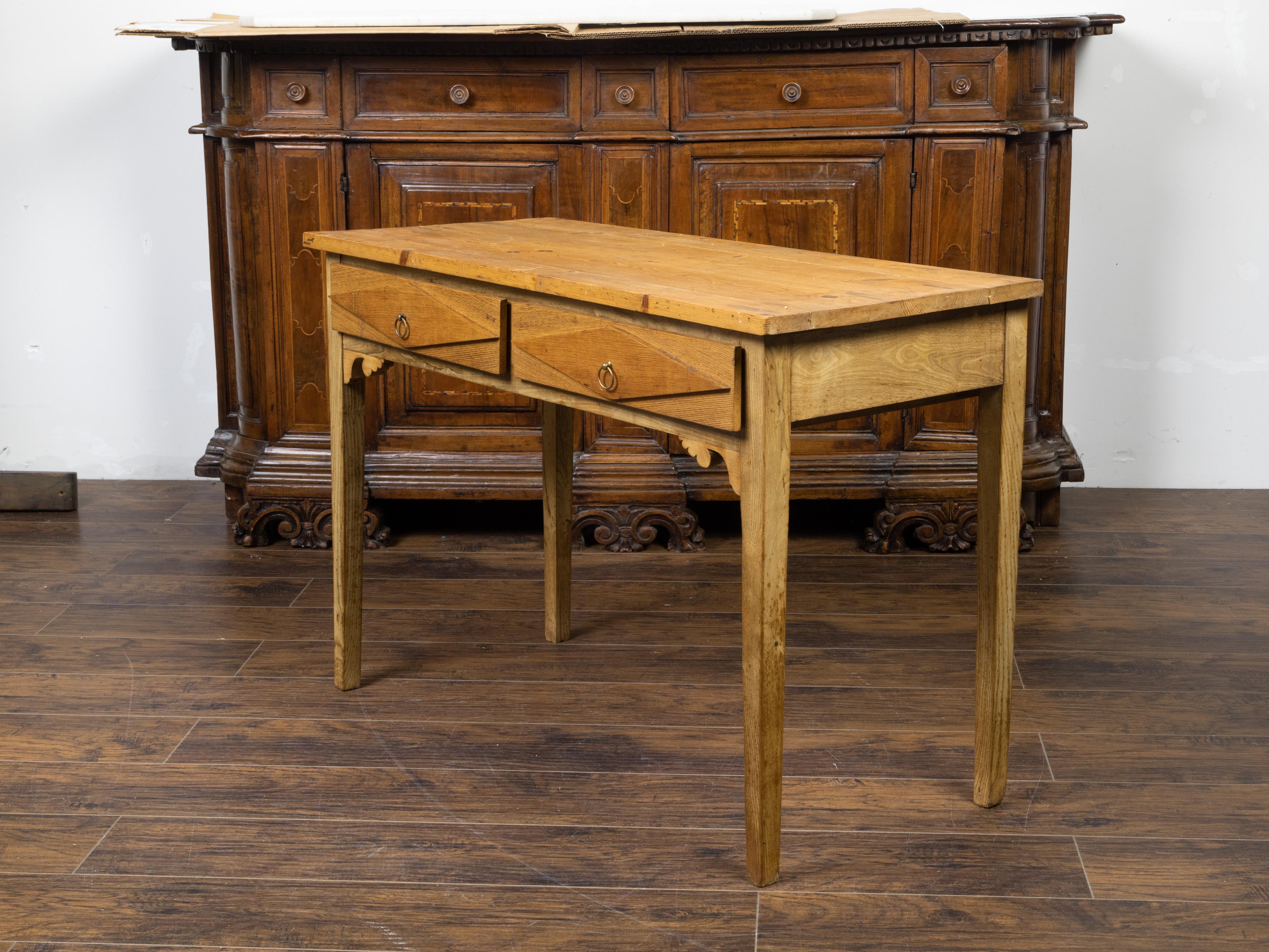 Kiefernholz-Schreibtisch des 20. Jahrhunderts mit zwei Schubladen und erhabenen Diamantmotiven 1
