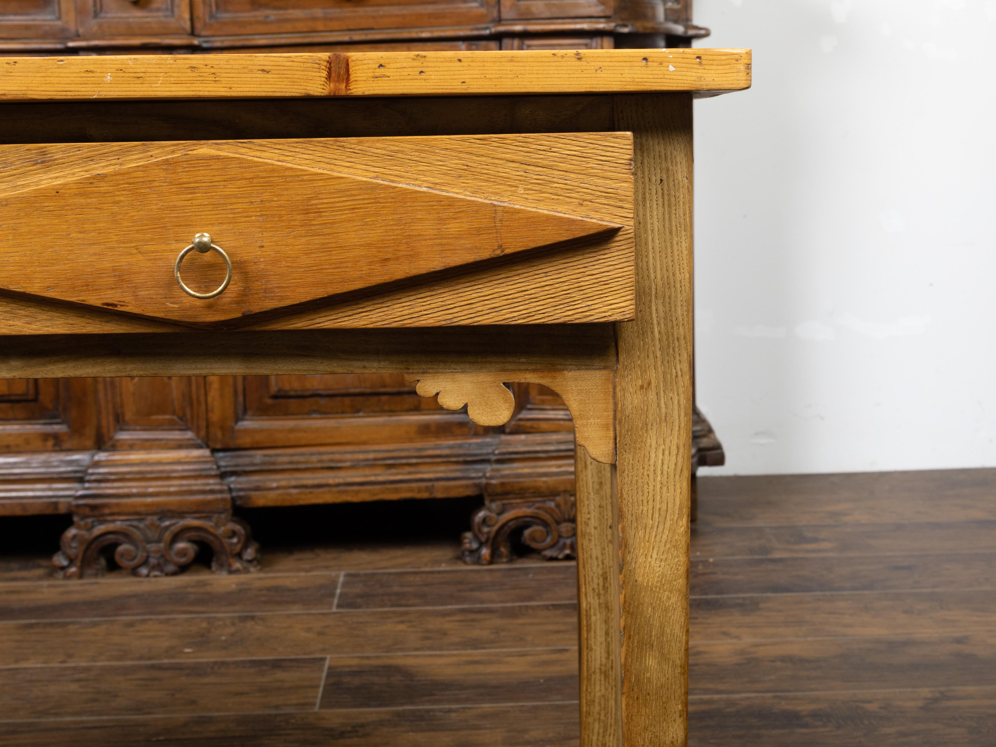Kiefernholz-Schreibtisch des 20. Jahrhunderts mit zwei Schubladen und erhabenen Diamantmotiven 2