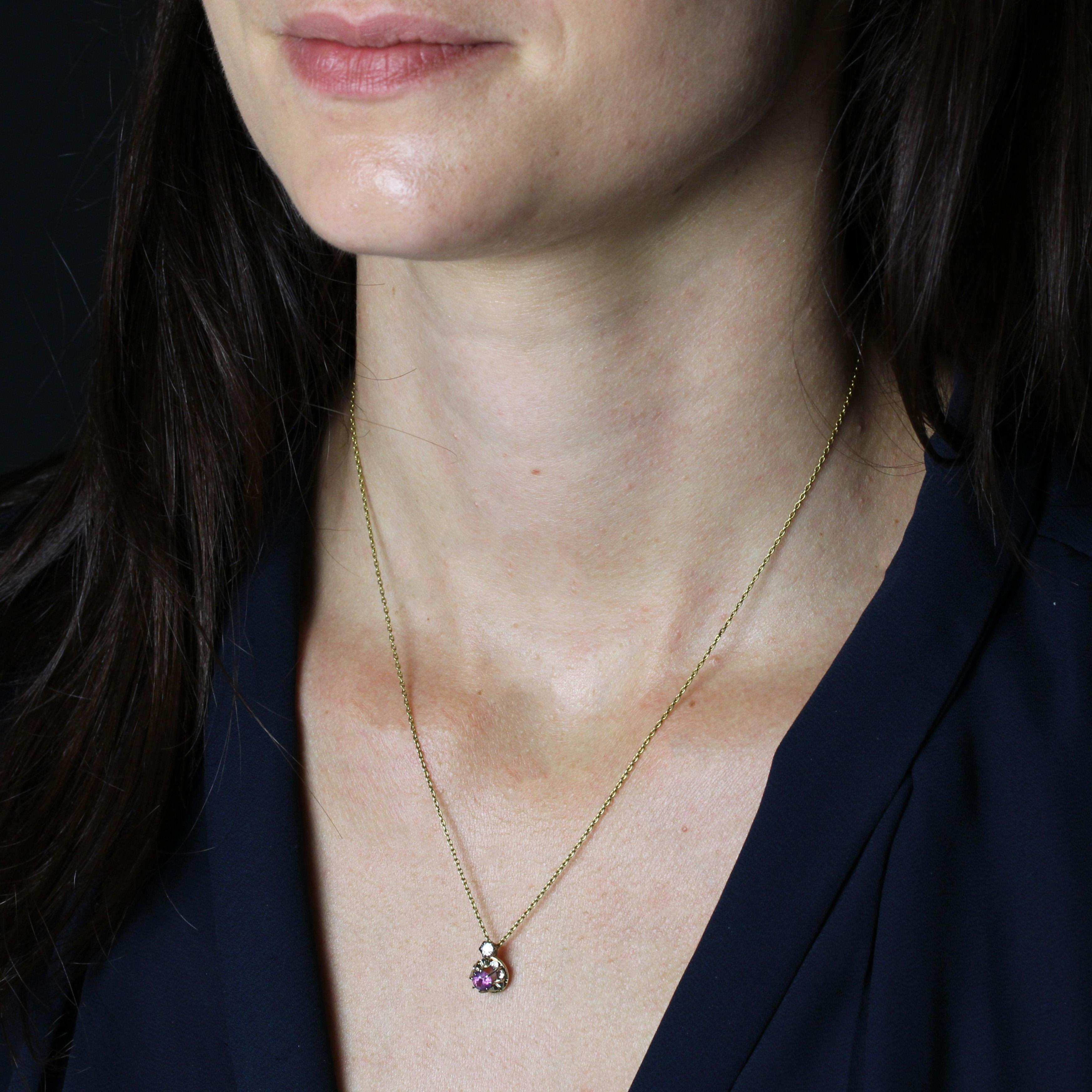Collier en or jaune 18 carats, poinçon tête d'aigle.
Délicieux et facile à porter, ce collier ancien se compose d'une fine chaîne de bagnard fixée par un anneau à ressort, sur laquelle coulisse un pendentif contenant un saphir rose rond surmonté