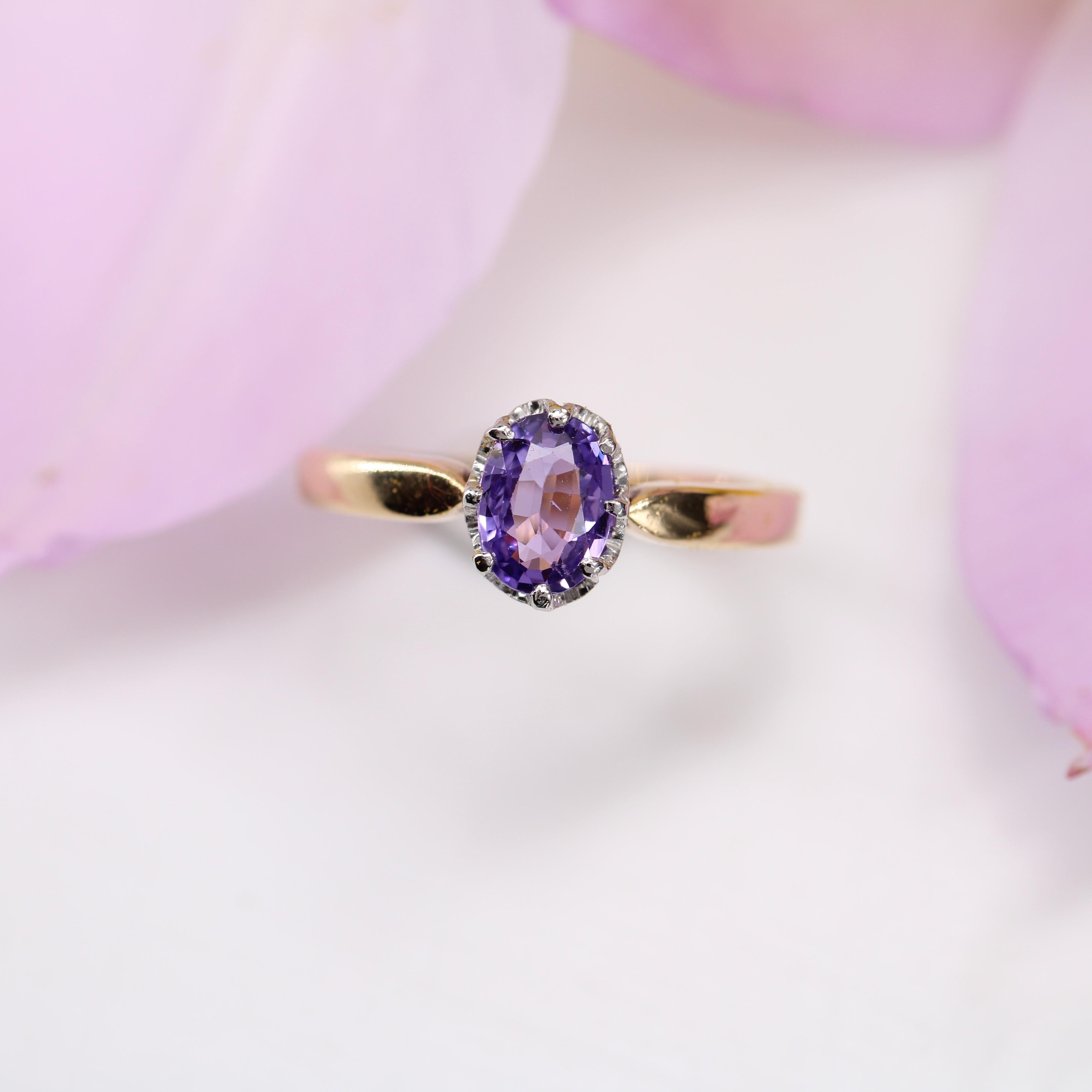 French 20th Century Purple Sapphire 18 Karat Yellow White Gold Solitaire Ring For Sale 8
